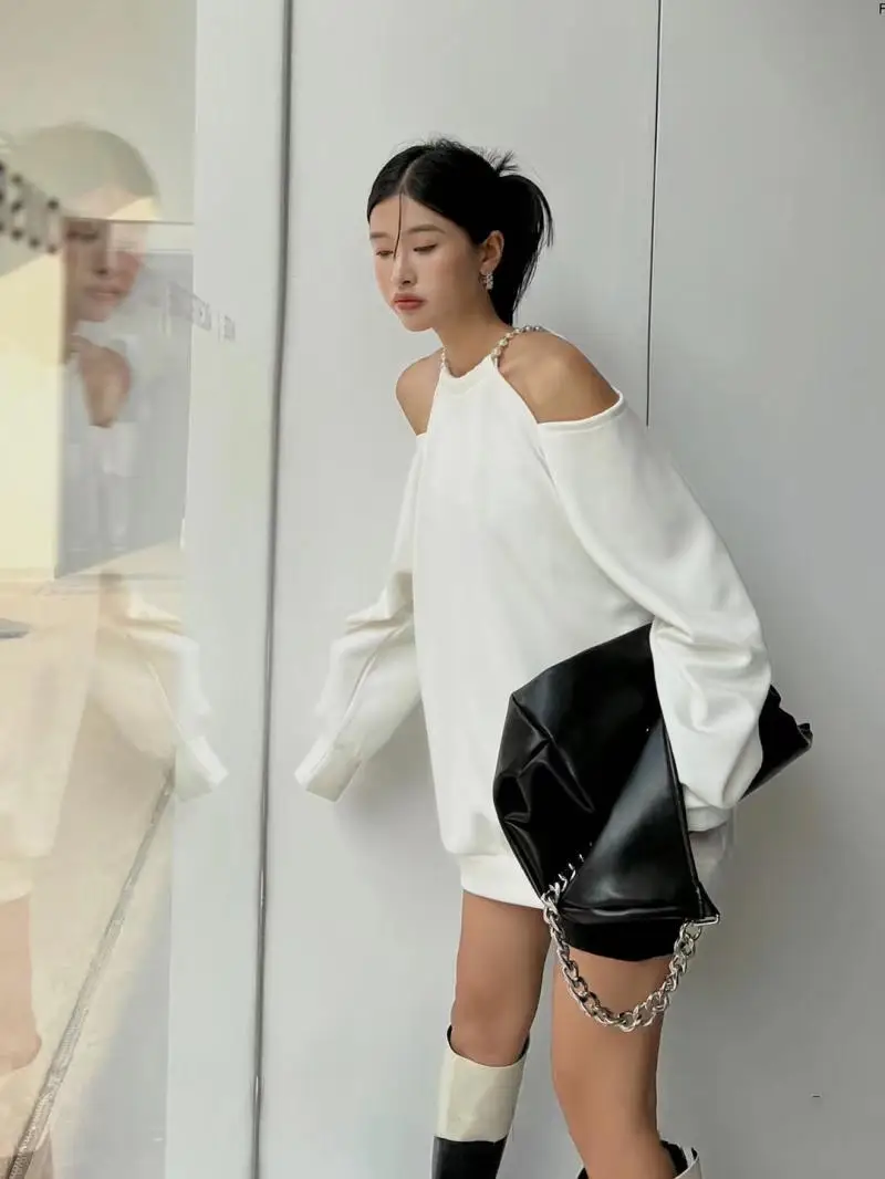 

Осеннее повседневное платье-свитшот средней длины свободного кроя с дизайнерским декором, открытыми плечами и длинными рукавами для женщин