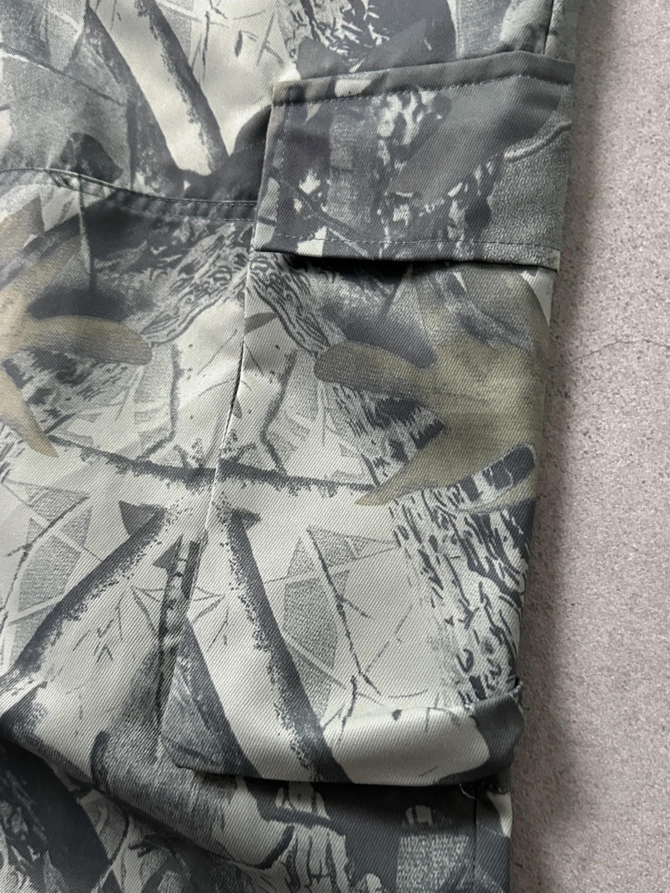 Herren Camouflage Cargo-Hose mit Buchstaben-Print, Weite Beine, Mehrere Taschen, Lässige Streetwear-Hose für Männer – Detail 6