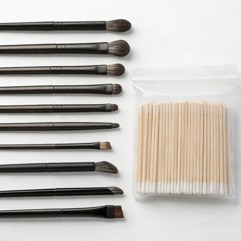 مجموعة أقلام تحديد العيون المقاومة للتلطيخ مع فرش دقيقة للعين وأدوات تطبيق ظلال العيون ذات الشعيرات الناعمة ومسحات قطنية للمكياج