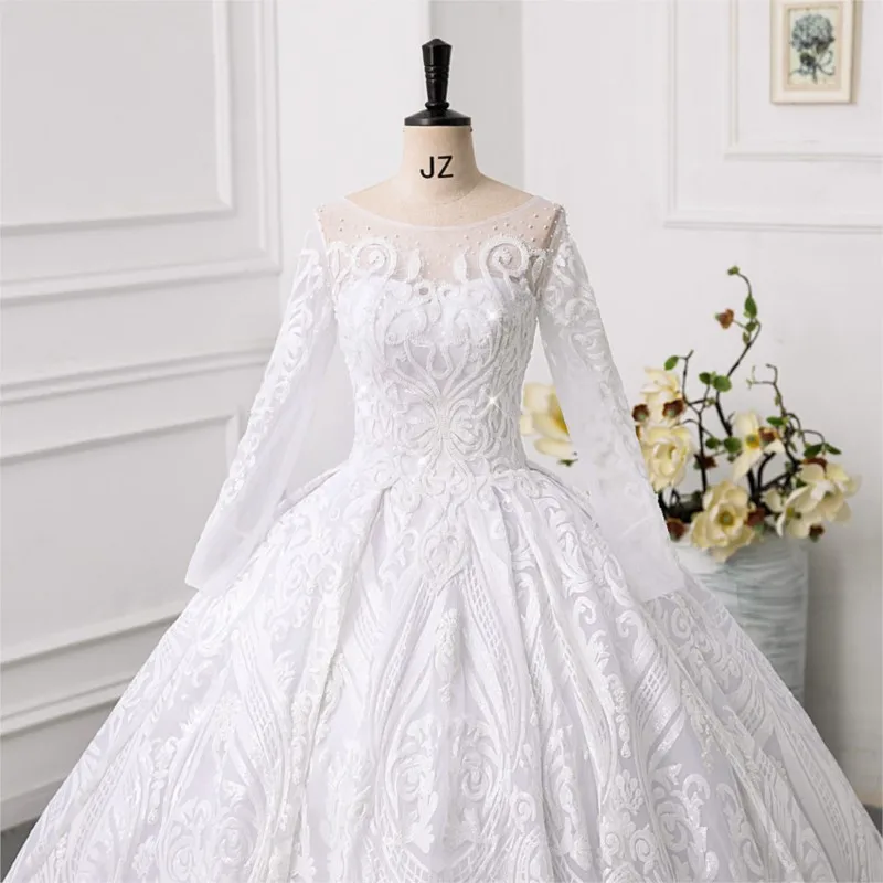 A new long-sleeved heavy-duty dress with large train tail