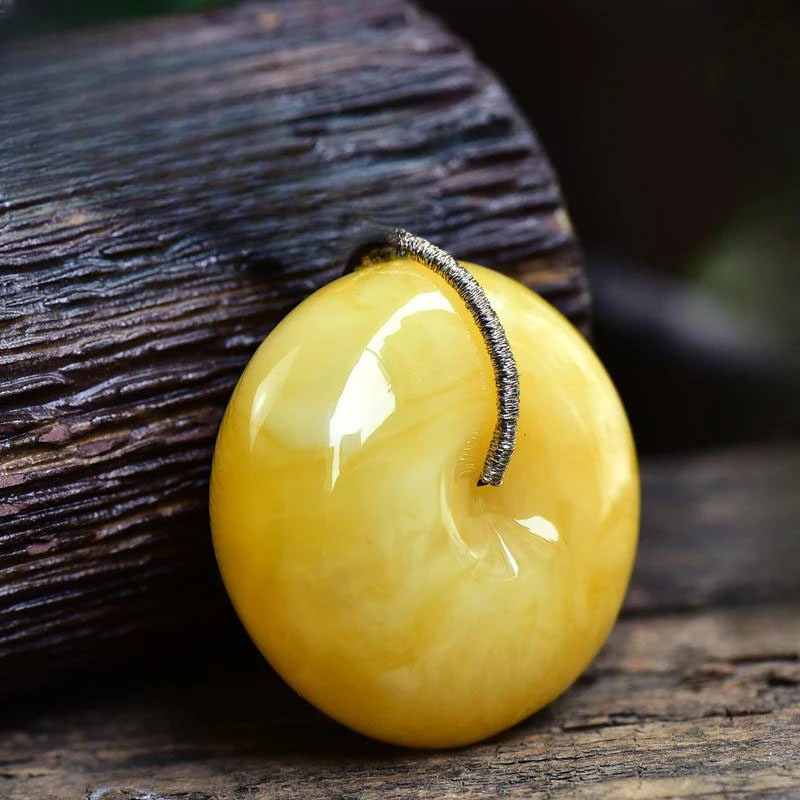 White Beeswax Buckle Chicken Oil Yellow Pendant Necklace Pendant for Men and Women.