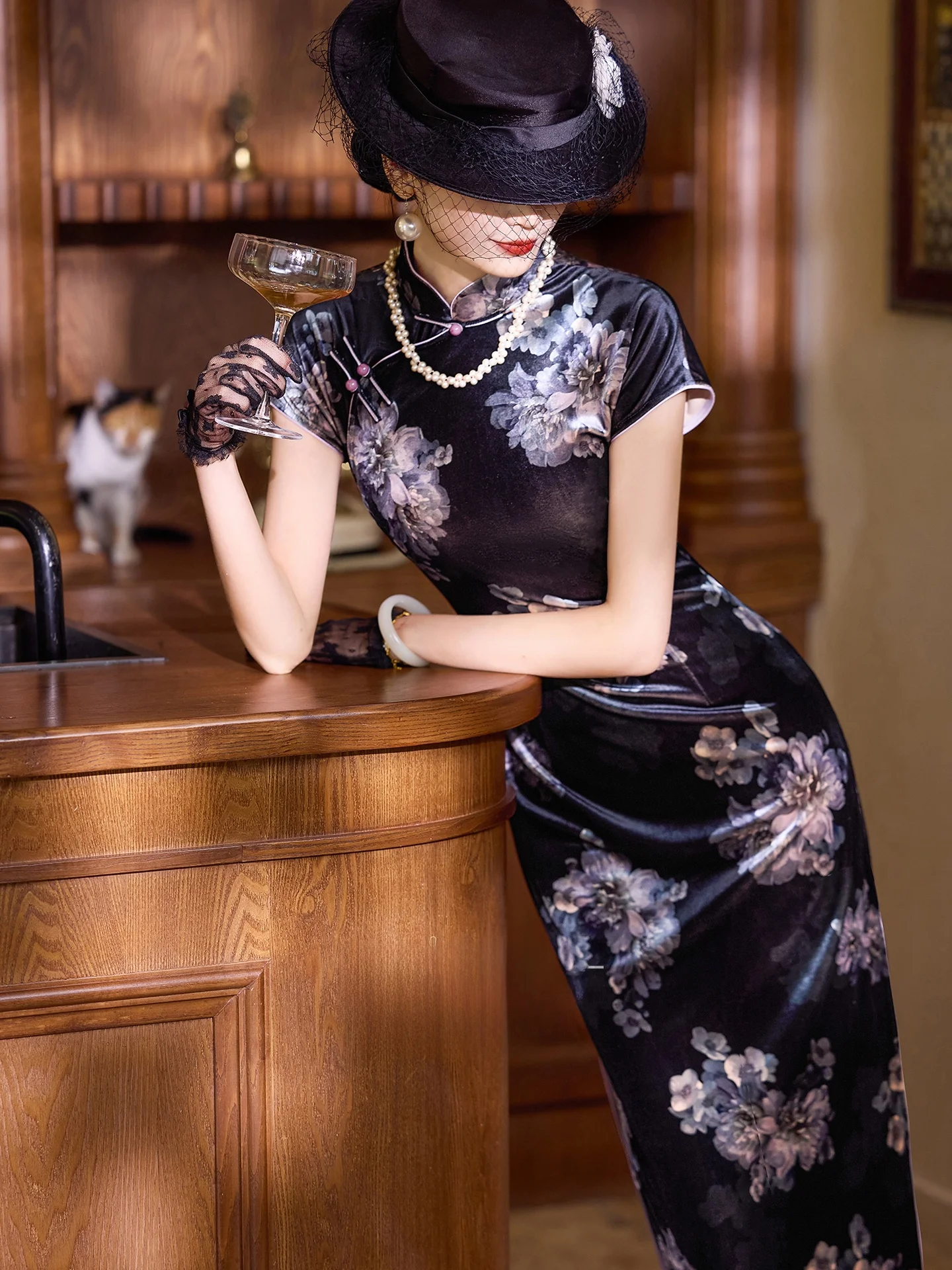 

Spring Miss Four 2025 Autumn New Velvet Waist-Cinched Svel Retro Hong Kong Sle ow High End Aosphere Dre...