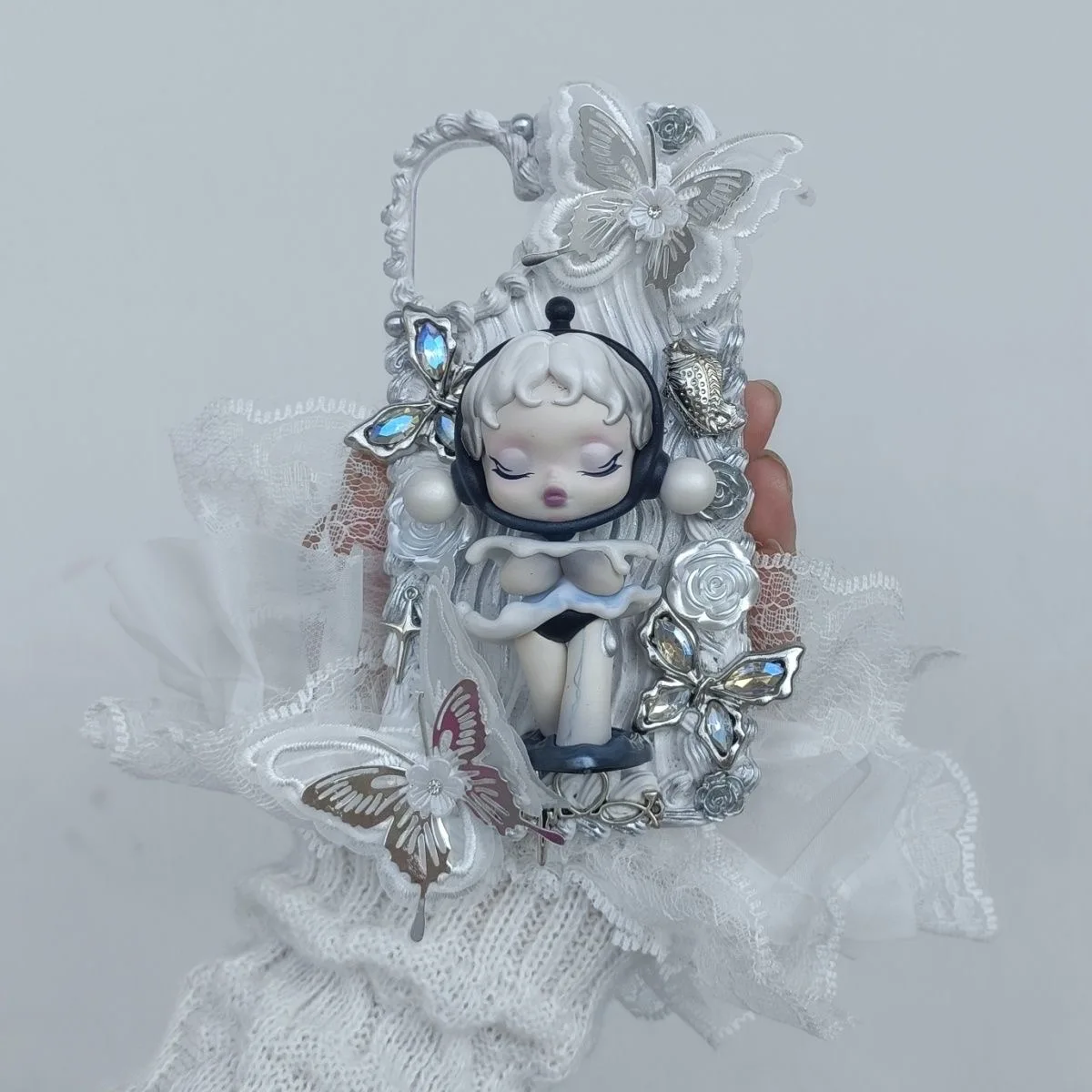 

Customised mobile phone case with cream glue, which can be made to various mobile phone models, will be shipped in about 15 days