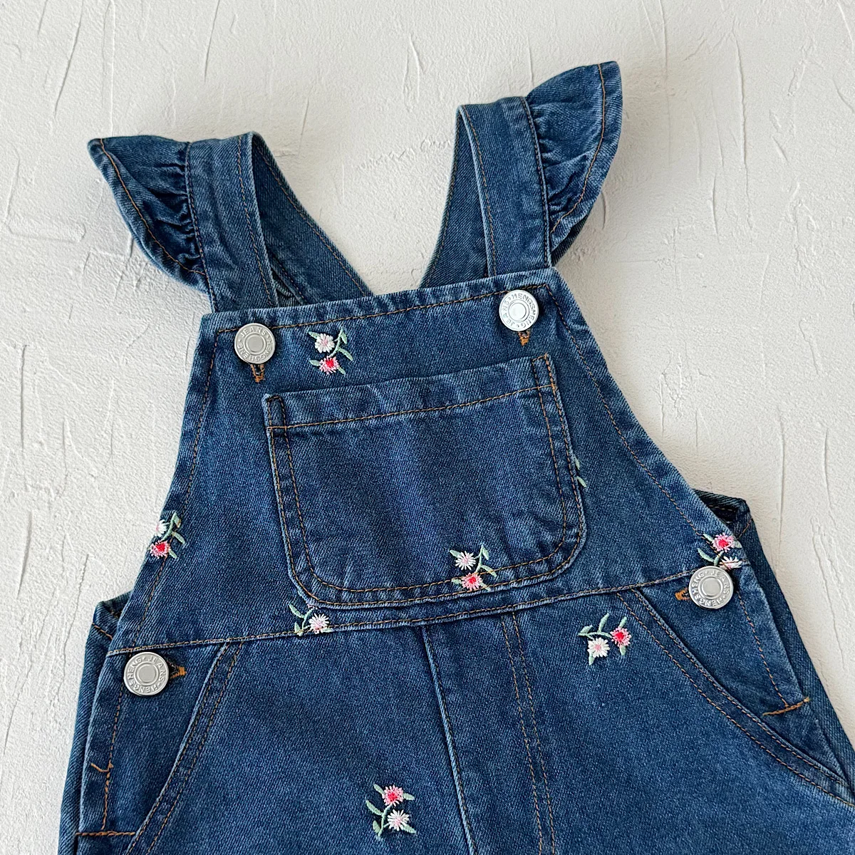 Blumenmuster-Blusenset mit Rüschenkragen für Babymädchen, 2-teiliges Outfit mit Jeans-Overall und Blumenstickerei für Kleinkinder – Detail 4