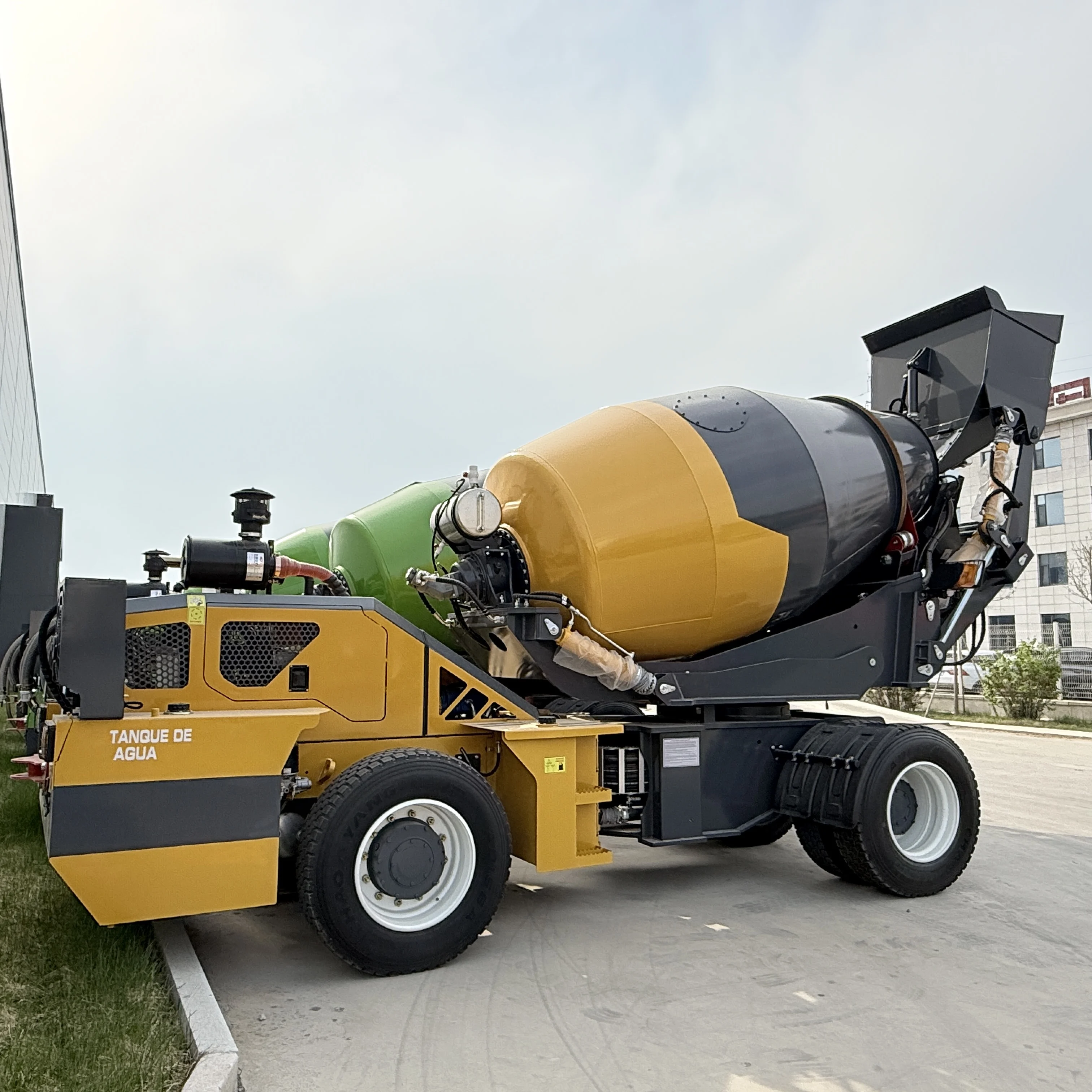 4 M³ 4WD Self Loading Concrete Mixer Truck Diesel Engine All Terrain Mobile Cement Mixer for Mountain Road Construction