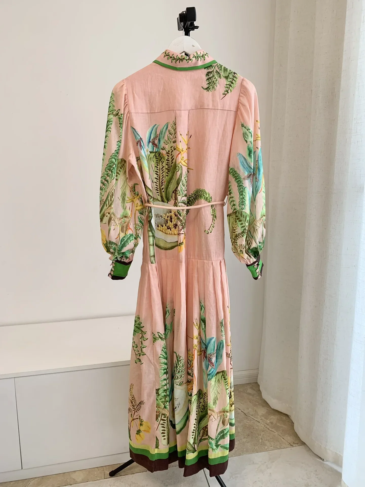 女性用花柄プリント、折り返し襟、リネンとラミー素材、シングルブレストシャツロングドレス