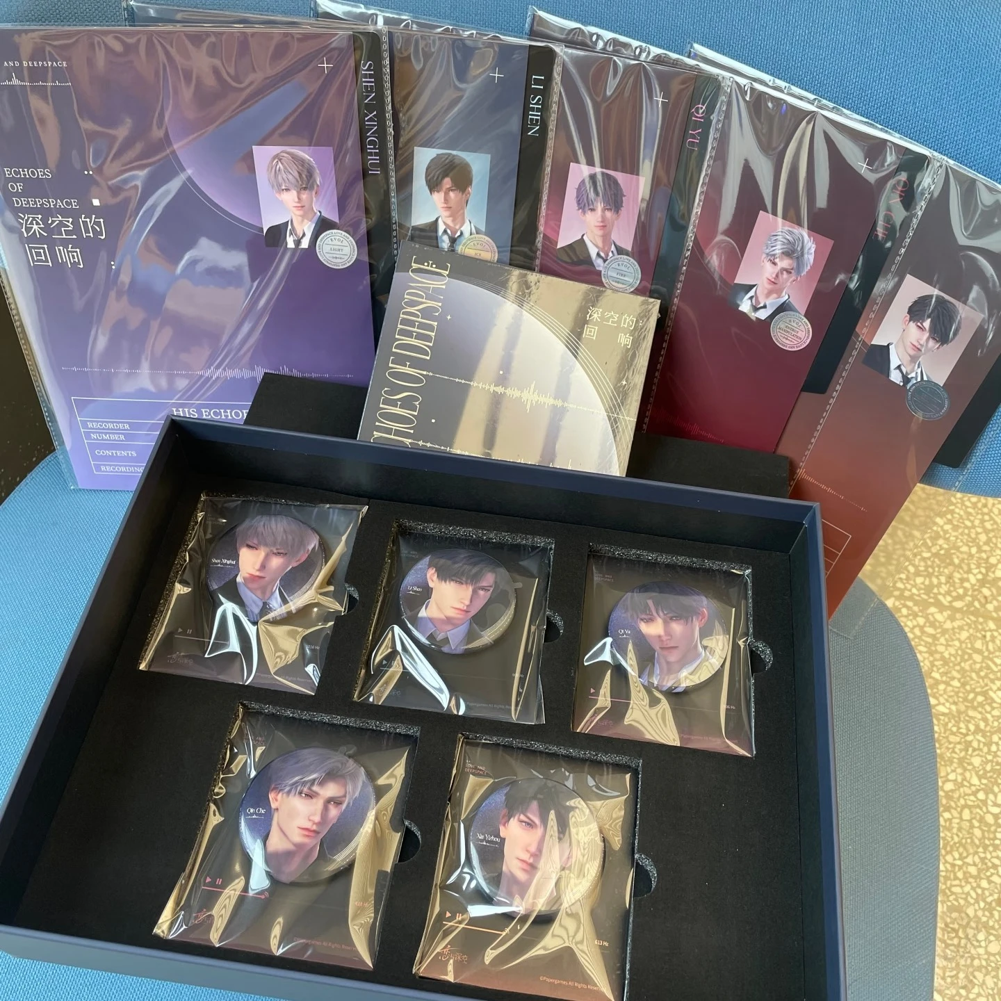 공식 재고 러브 앤 딥스페이스 자비에르 자인 라파엘 실러스 케이블 에코즈 오브 딥스페이스 CD 앨범 포스트카드 배지 기프트 박스