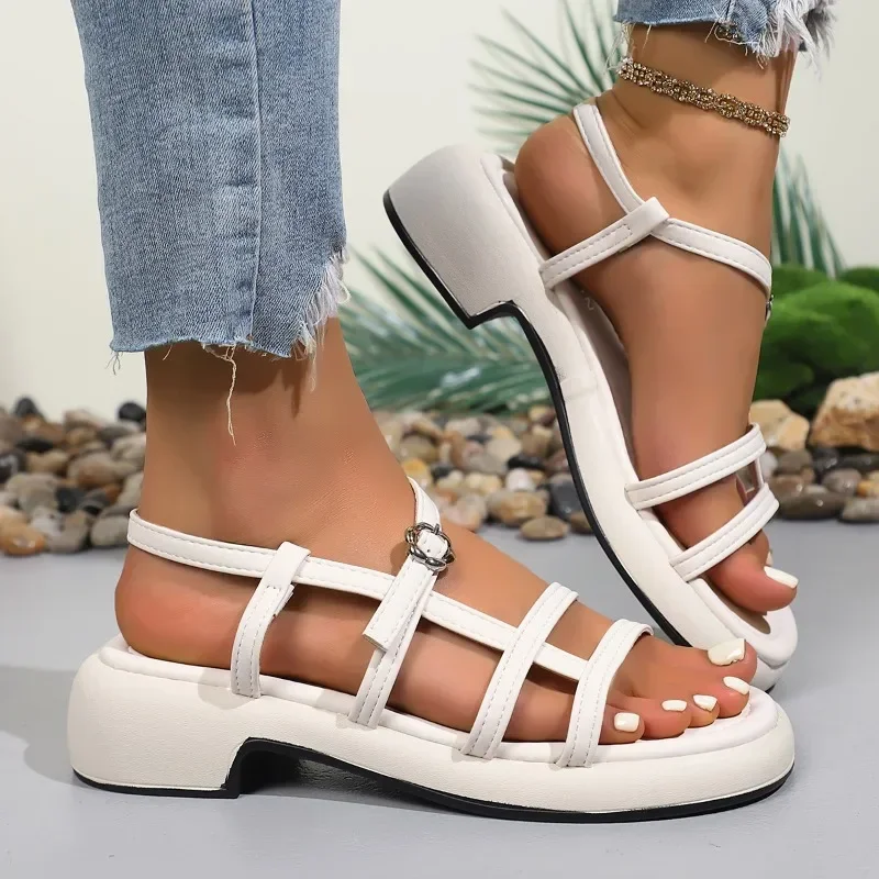 أحذية نسائية 2025 رائجة البيع مشبك حزام الصنادل النسائية موضة ضيق النطاق صندل كاجوال Swomen الصيف اللمحة تو الكعب الصنادل