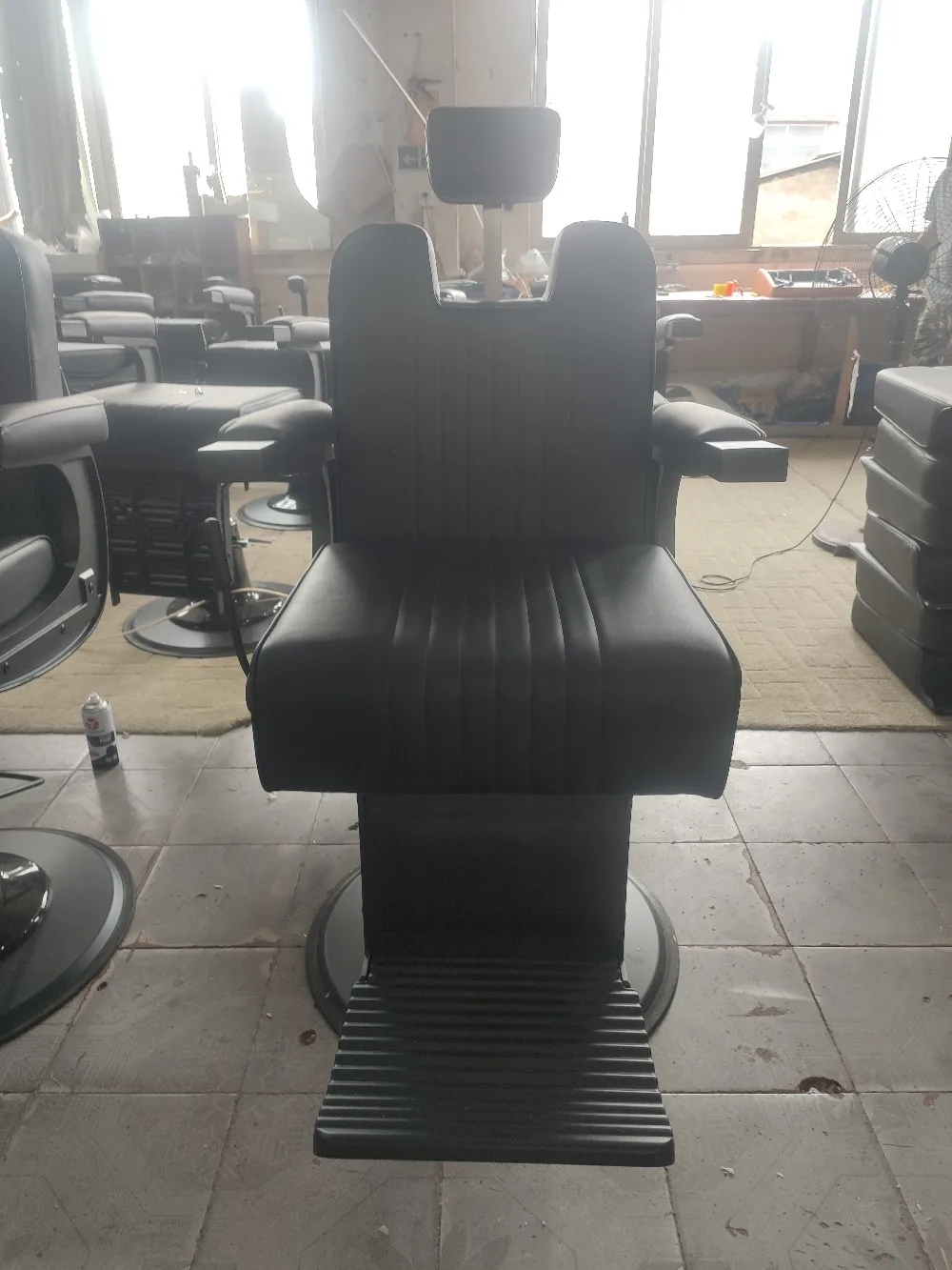 Customizable High Quality Modern All Black Barber Chair for Men Hairdressing Chairs Hydraulic Chair Factory Wholesale