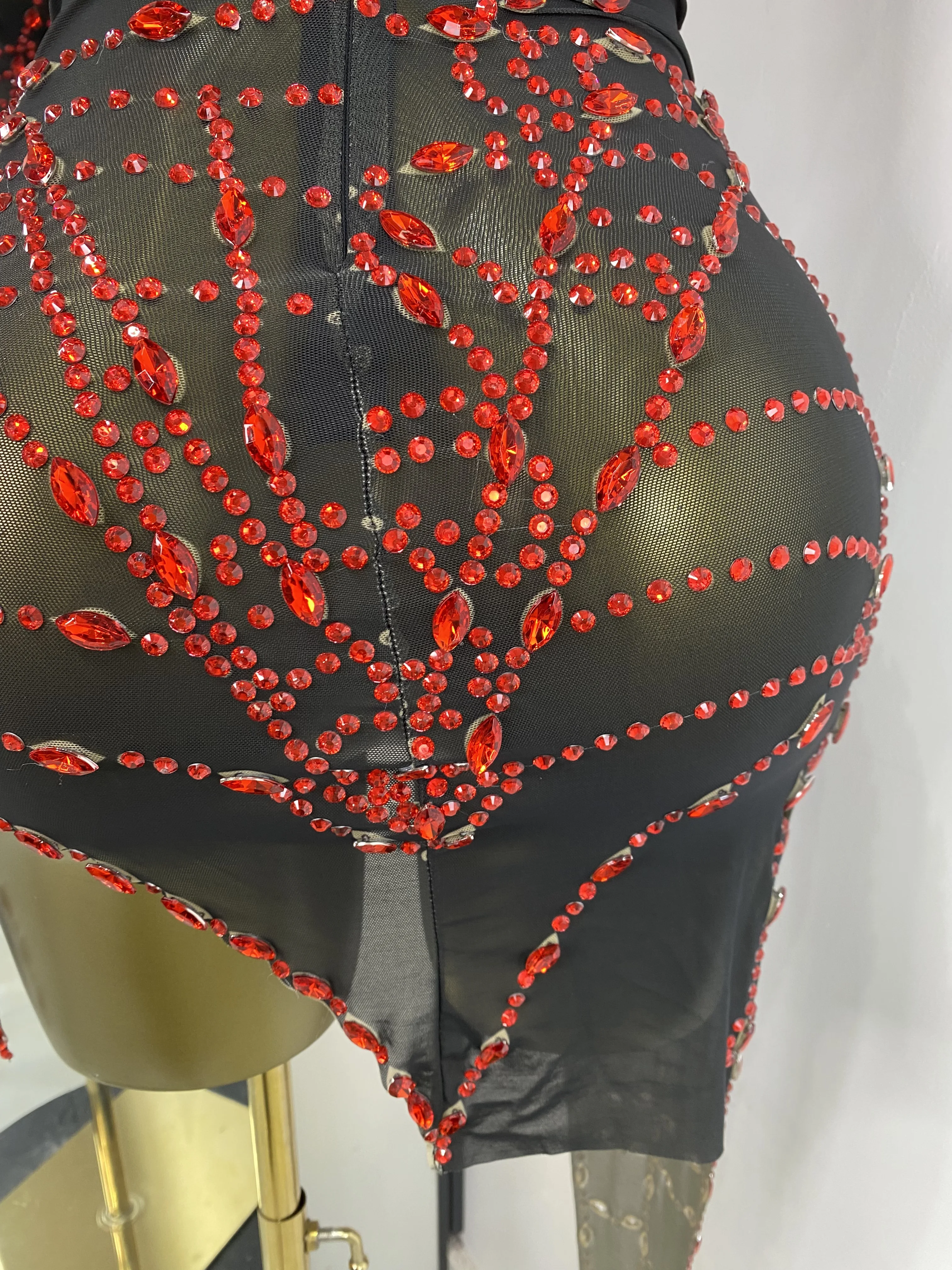 الجملة K-pop أزياء مسرحية أحجار الراين الحمراء شبكة سوداء قطع غير المتماثلة Bodycon البسيطة Nightbar نادي فساتين دروبشيب