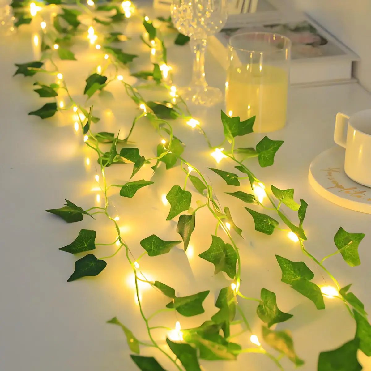 

Flower and Green Leaf String Lights, Artificial Vine Fairy Lights, Battery-Powered Christmas Tree Wreath Lights for Home Decoration