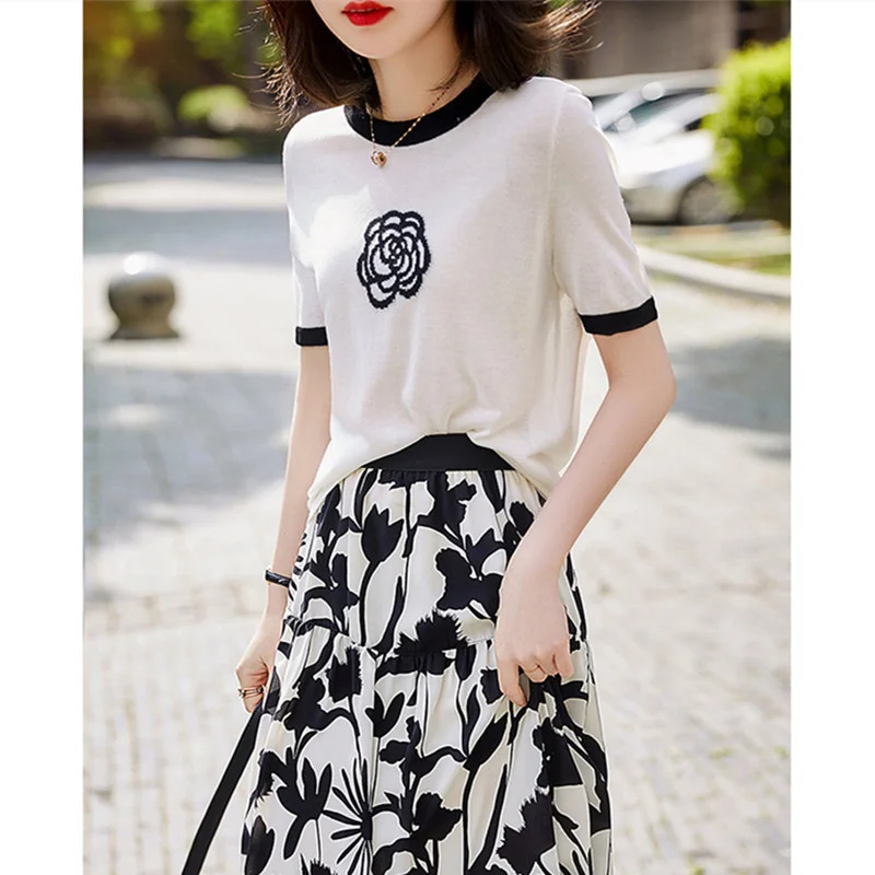 

Spring/summer 2023 New Stylish Ice silk short sleeve T-shirt knitted top women O Neck Contrast Color Beading Rose Sweater