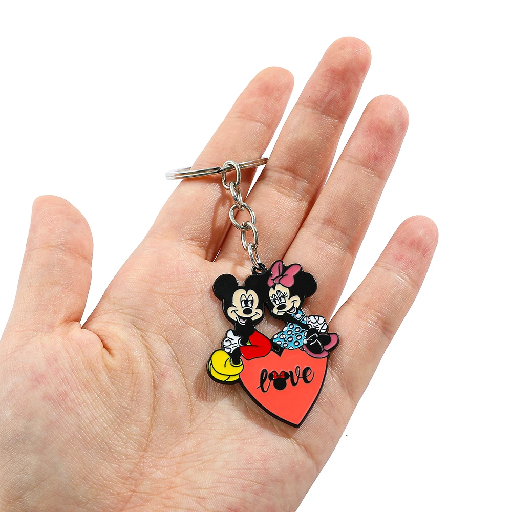 قطعتان، سواء تستخدم كديكور حقيبة الظهر أو لتزيين المفاتيح، ويمكن أن تضيف لمسة من الرومانسية والدفء من ديزني إلى الحياة اليومية. #6