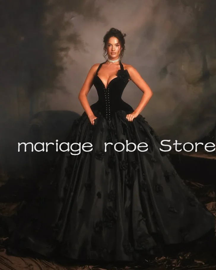 ชุดราตรีสีดำสไตล์โกธิค กระโปรงยาวทรงพอง แต่งดอกไม้ 3 มิติ ผ้ากำมะหยี่ คอร์เซ็ทแบบผูกคอ สำหรับงานเต้นรำสวมหน้ากาก  สามารถสั่งตัดได้