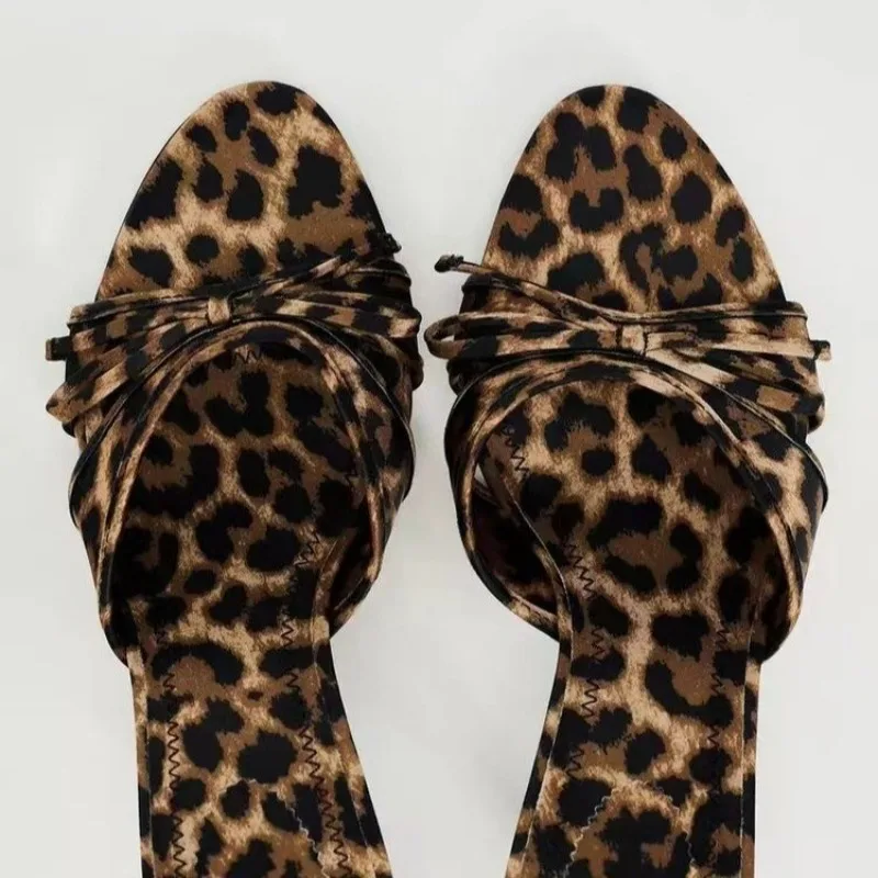 Chaussures européennes et américaines de haute qualité pour femmes, pantoufles à talons hauts avec nœud papillon imprimé léopard, nouvelle collection 2024