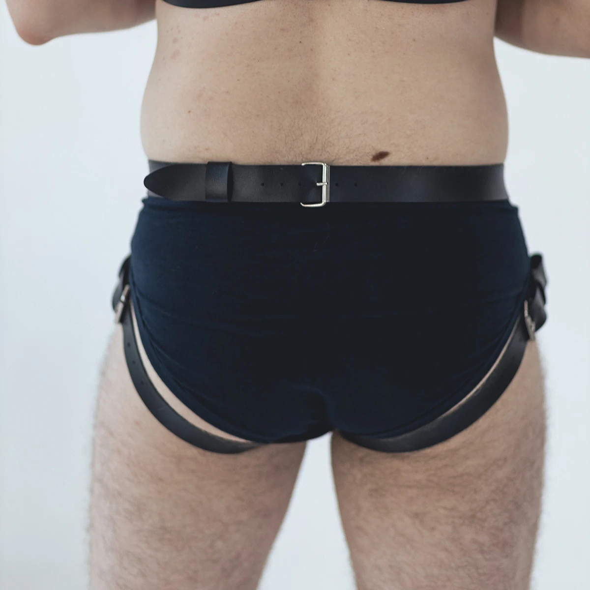 يدمج حزام الفخذ الحصري للرجال على الموضة والعملية وإكسسوارات ملابس الكرنفال للعطلات