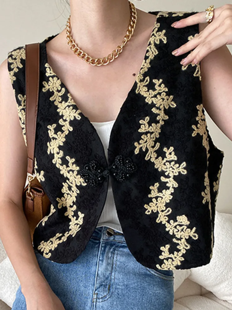 UCXQ Vintage Floral Embroidery Tank Tops For Women Autumn Winter 2024 Elegant Cardigan Short Vests Female Fashion Tide 10AB4309