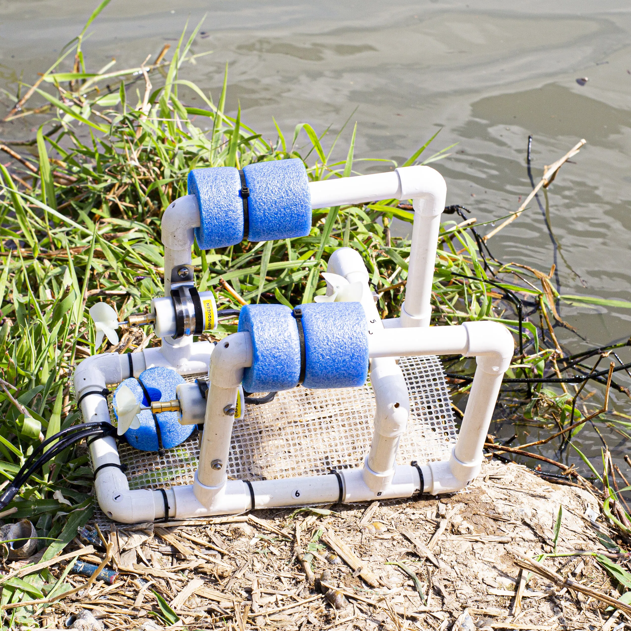 APISQUEEN ROV wired control can control forward, backward, left and right movements and is used for experimental teaching