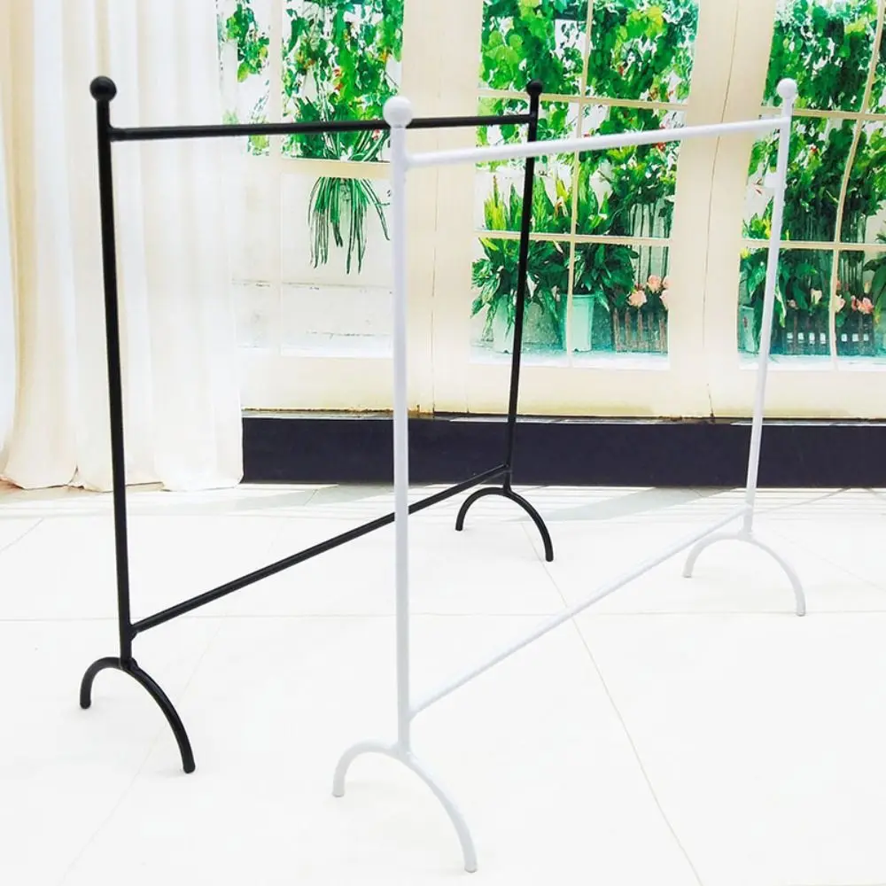 ตุ๊กตาเหล็กราวแขวนผ้าตุ๊กตาอุปกรณ์ชั้นโชว์เสื้อผ้าขนาดเล็กสำหรับตกแต่งบ้านเล่น