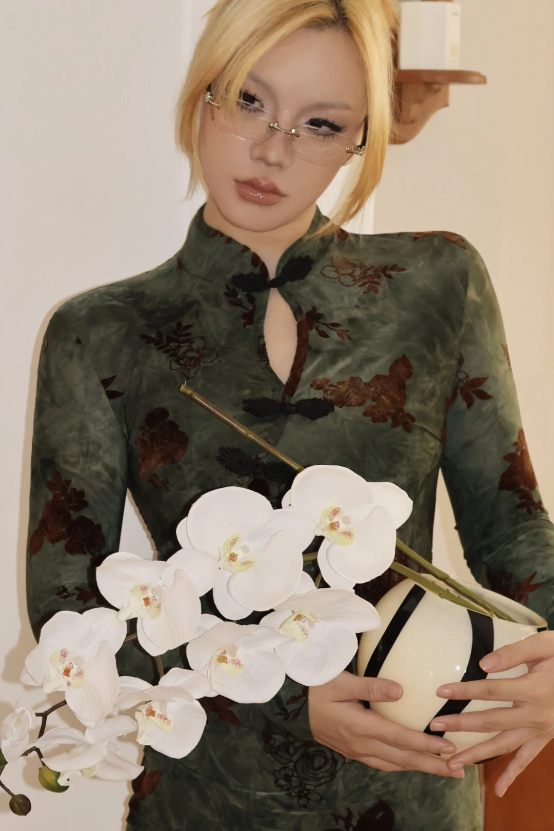 elegant-long-sleeve-velvet-qipao-dress-women's-button-sexy-flocking-slimming-mid-length-chinese-style-retro-fashion-dress