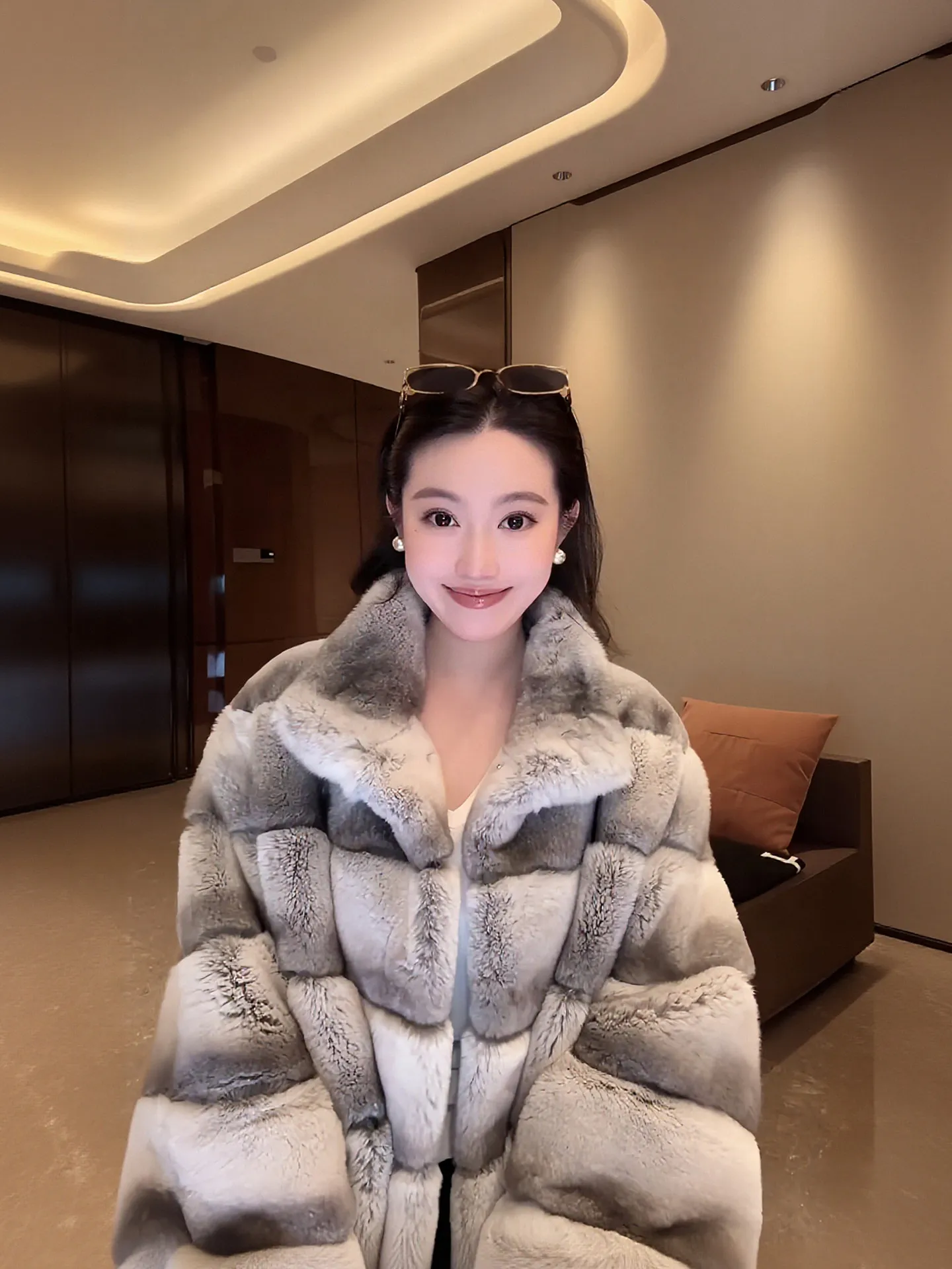 BFFUR Winter Womens Short Rex Rabbit Fur Coat Lapel Collar Slim Temperament Furry Jacket Winter Real Fur Coat Fashion