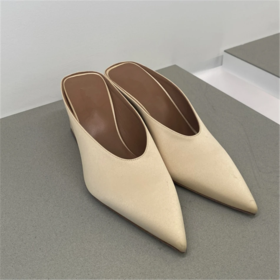 

Al*A атласные сабо на танкетке с острым носком, высококачественные шелковые тапочки с тонким блеском, новинка 2025, горячая распродажа, женская обувь