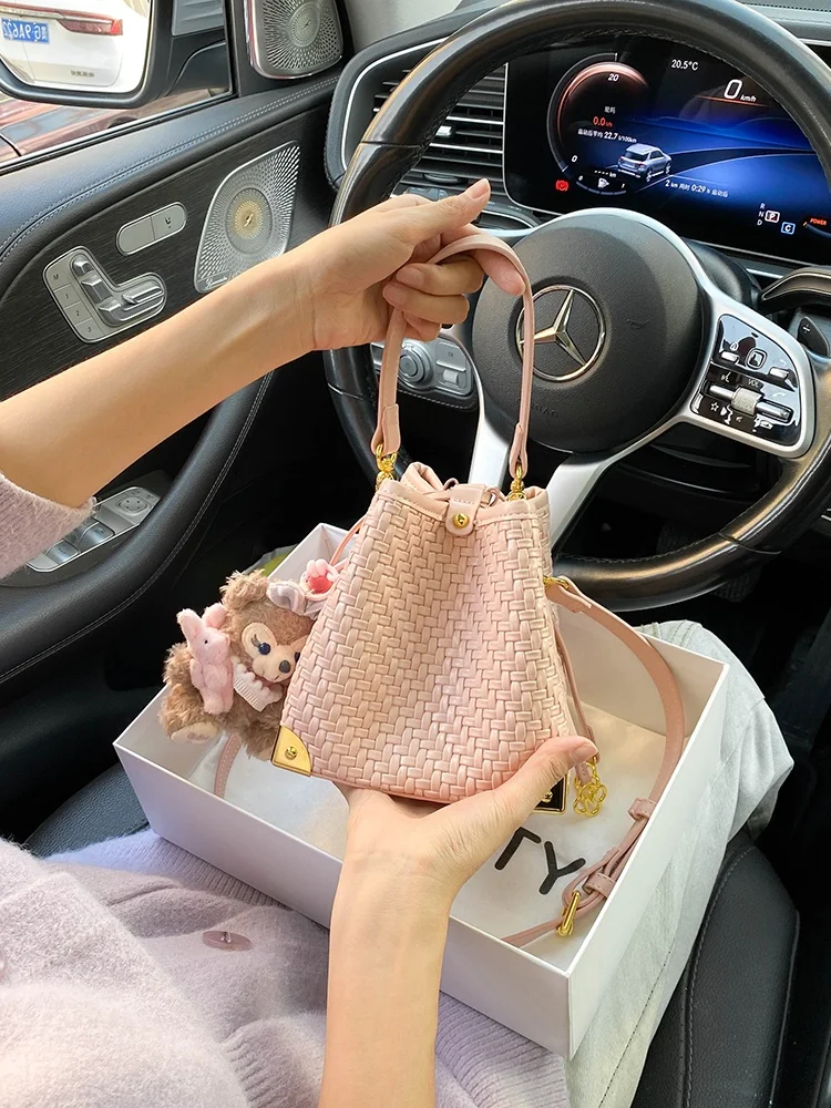 skt-sty-ladies-bucket-bag-drawstring-handbag-spring-summer-2026-fashionable-woven-crossbody-bag-soft-pu-material-geometric-pa