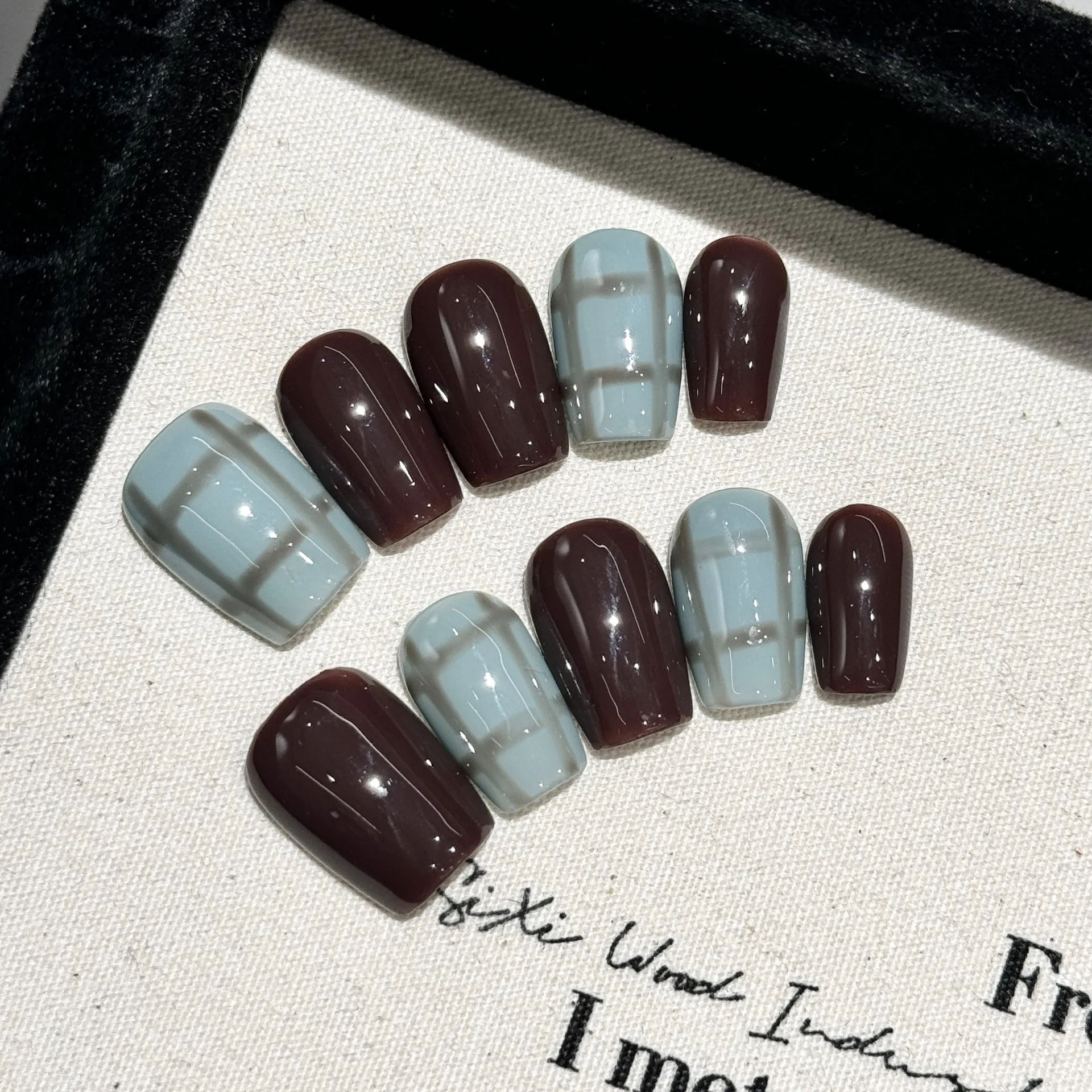 Jesień Zima Press On Nails Handmade Burgundy Grey Blue Clashing Colours Checkered Simple Fałszywe naszywki na paznokcie Zdejmowane wielokrotnego użytku