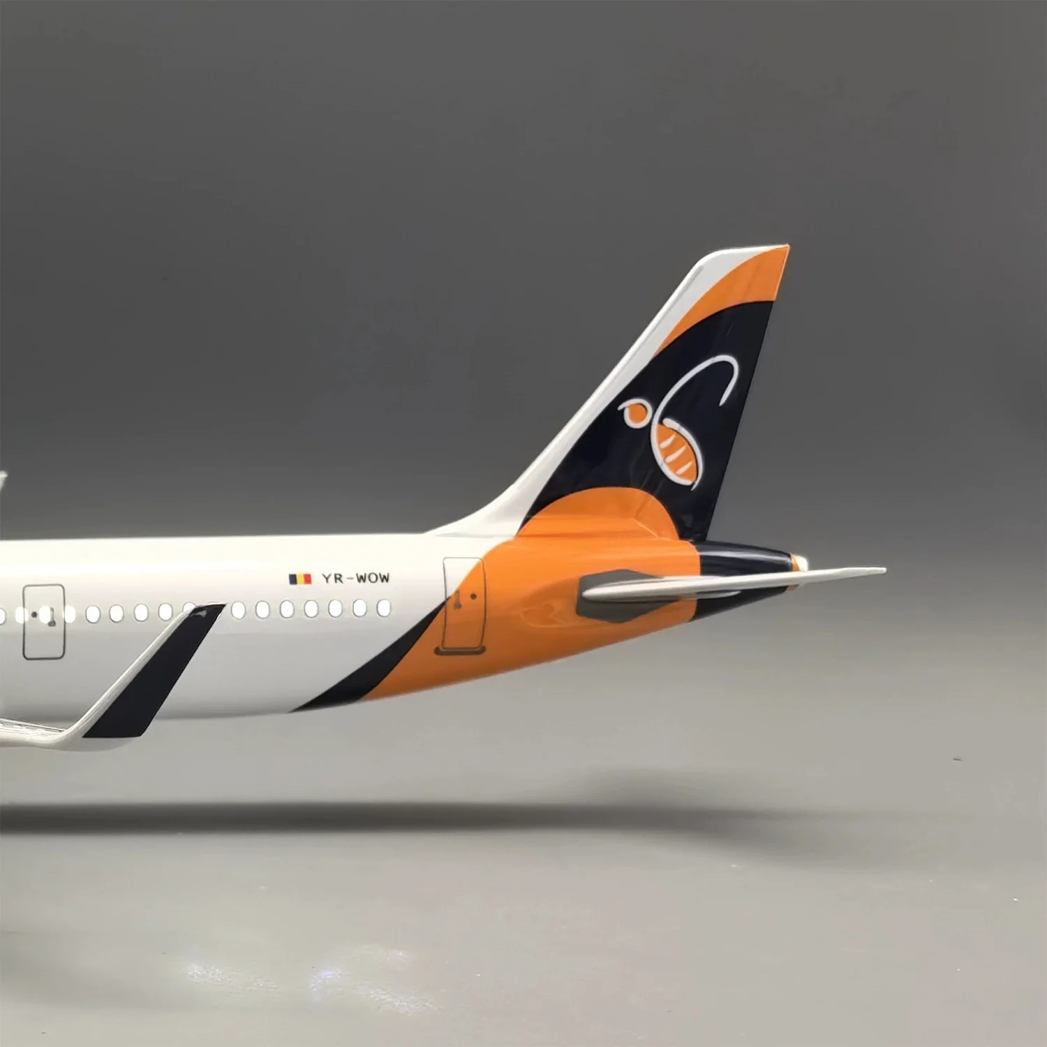 44cm A321neo Hisky Europe Airways Resin Airplanes Toy Decoration 1:100 Scale Model Aircraft Diecast With Lights Base Business
