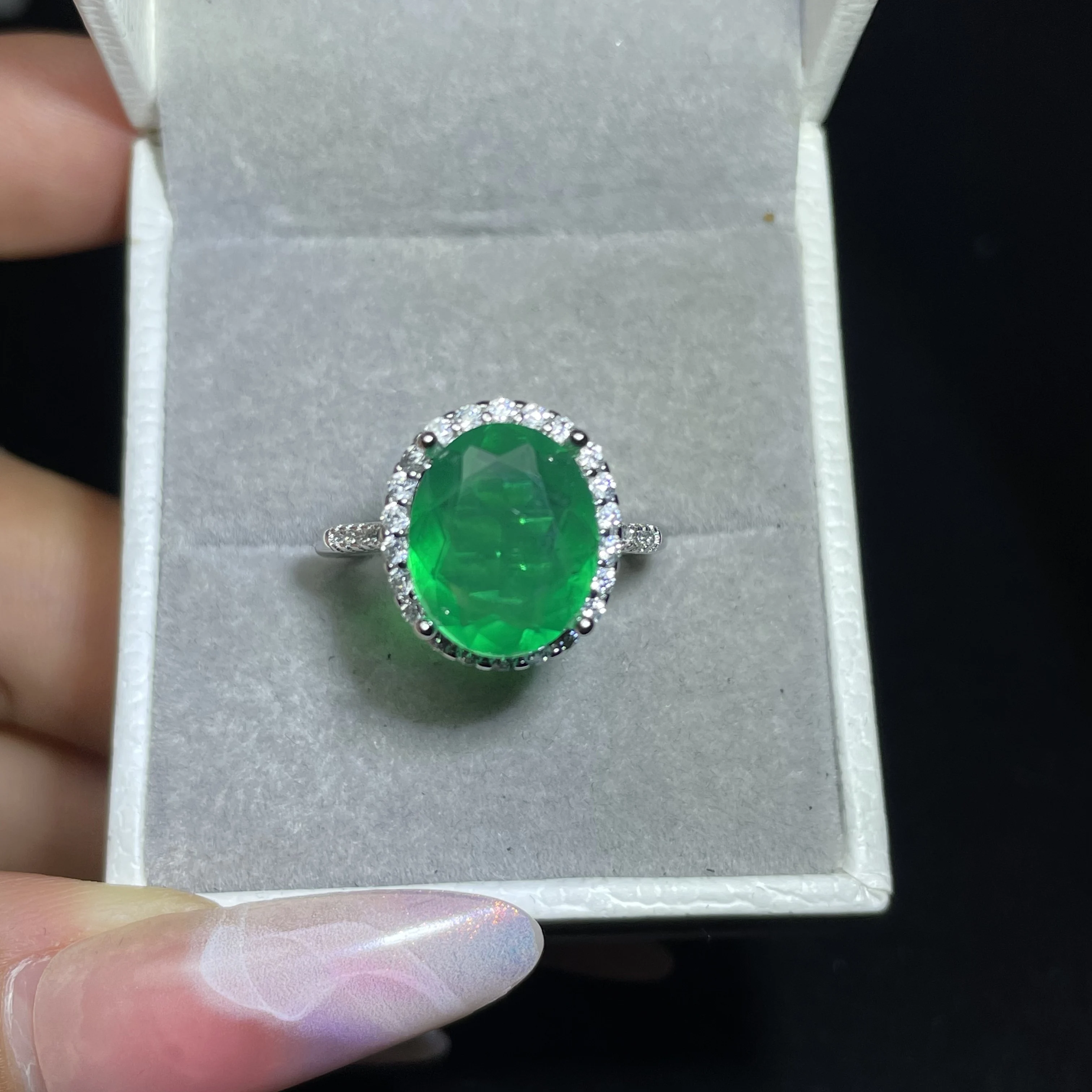 Natural emerald ring for women, ideal for wedding and engagement. High-quality jewelry. Size: 10*12mm