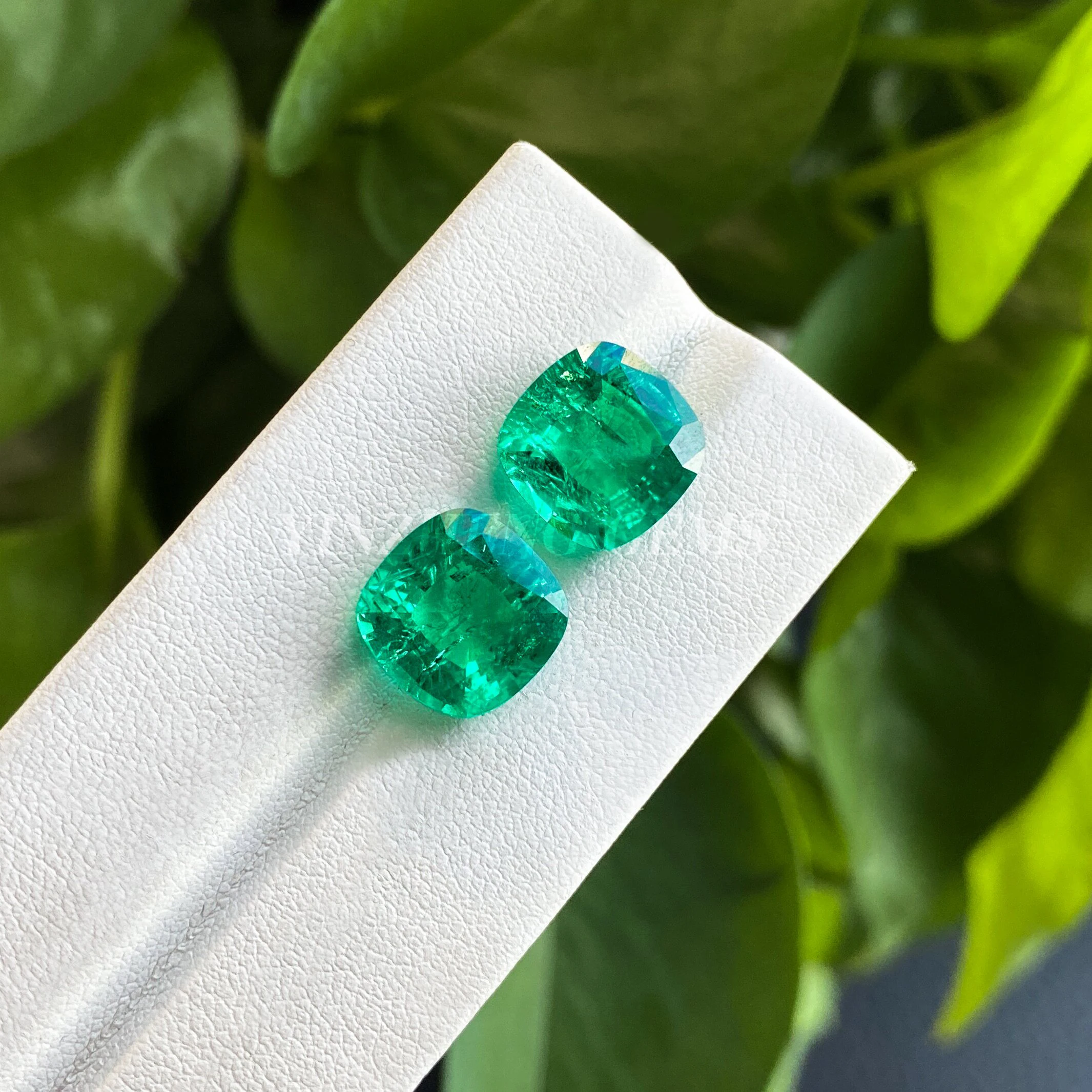 Lab Grown Colombia Emeralds Hydrothermal Hand Cutting Cushion Shape with Cracks Inclusions Inside Selectable AGL Certificate