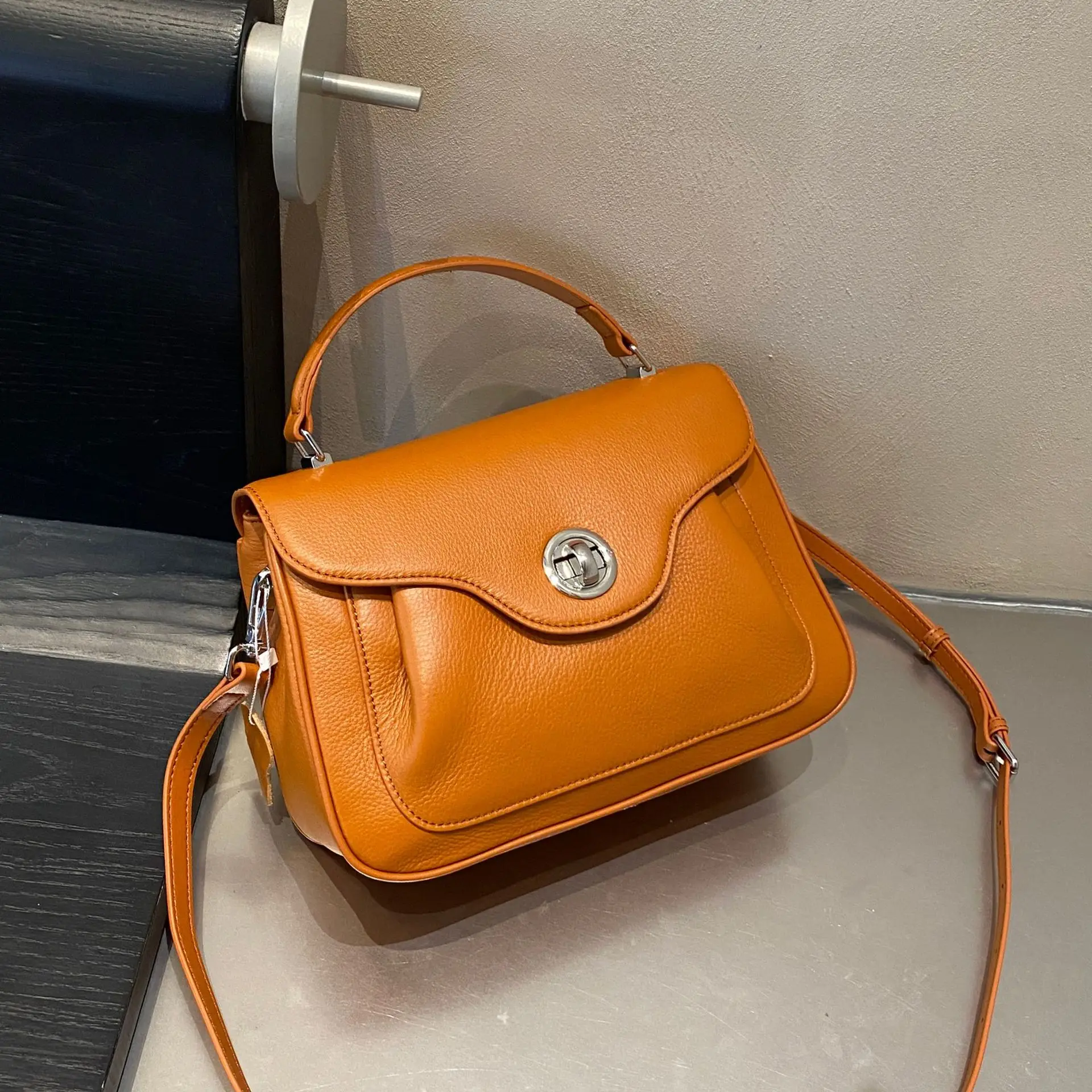 

Женская сумка через плечо из воловьей кожи с верхним слоем, пригородная сумка Sli для студентов, уличная крутая сумка, весна 2025 г.