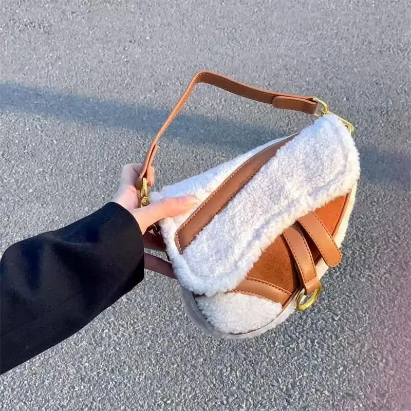 

Vintage Shearling Contrast Crossbody Bag Women Fashion Wide Strap Shoulderbag With Lamb Wool Leather Design Plush Saddle Handbag