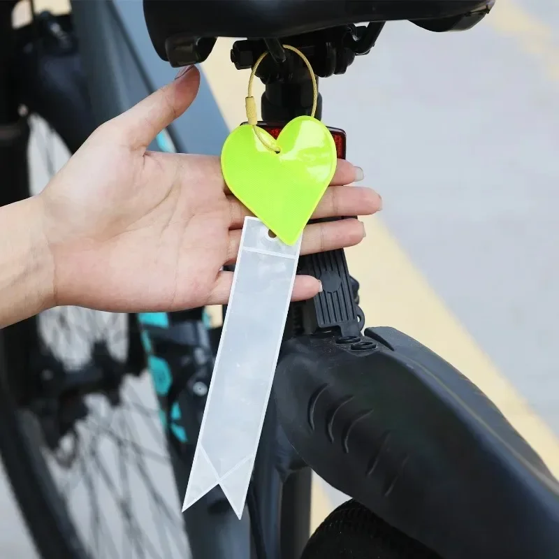 Auto Sicherheitswarnung Reflektierendes Band Herz Hohe Helligkeit PVC Streamer Anhänger Nacht Fahren Sichtbarkeit Dekor Rosa Blau Gelb