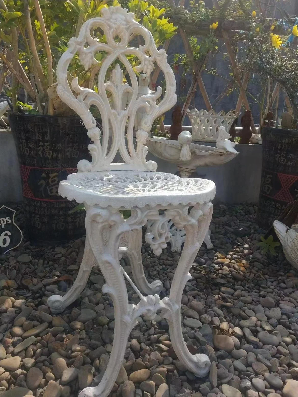 

Чугунный старый одиночный стул, бежевая лоза, маленький стул с высокой спинкой, сад, двор, балкон, садоводство, продукты