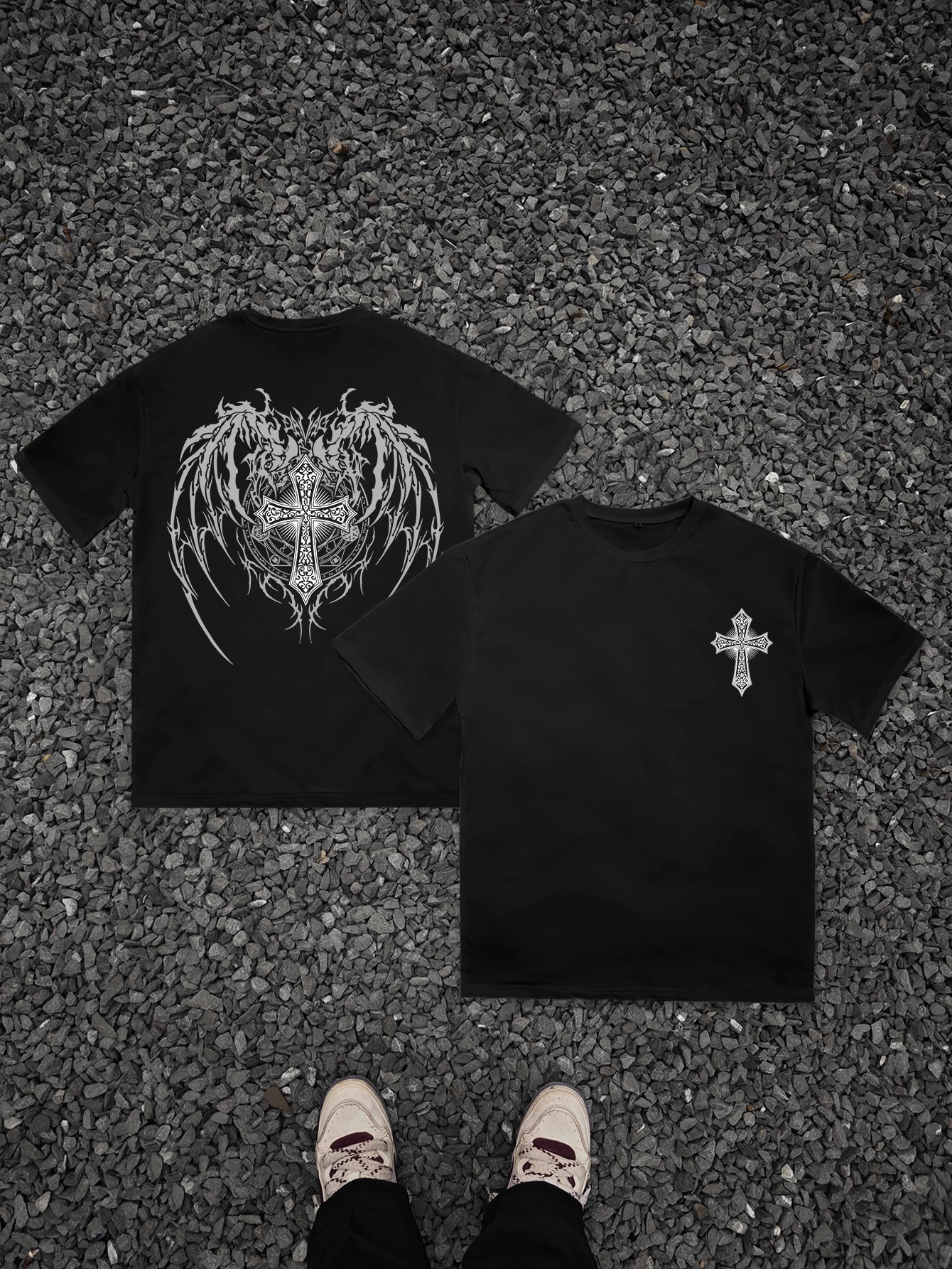 Camiseta Oversized com Estampa Gótica Ornamentada de Cruz e Asas, Estilo Streetwear Escuro, Manga Curta para Homens e Mulheres - Coleção Verão 2026