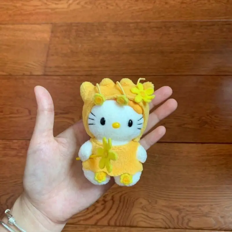 Gele bloem demon Hello Kitty pluche pop NIEUW Sanrio pluche diy hanger sleutelhanger rugzak decoratie lief meisje verjaardagscadeau