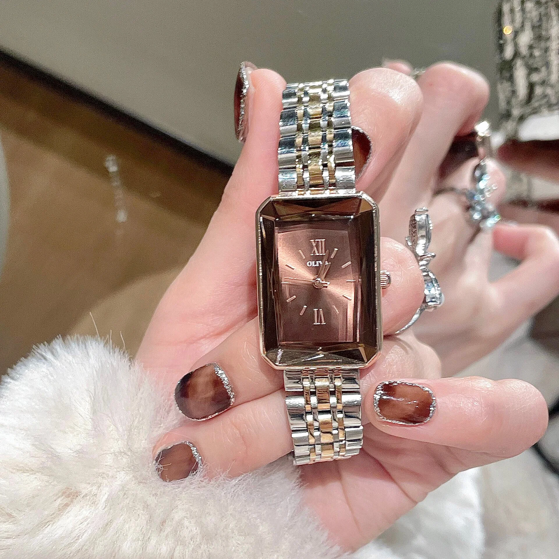 Caramel-colored square women's watch, retro style, genuine women's watch, high-end light luxury new style, perfect for gifting.