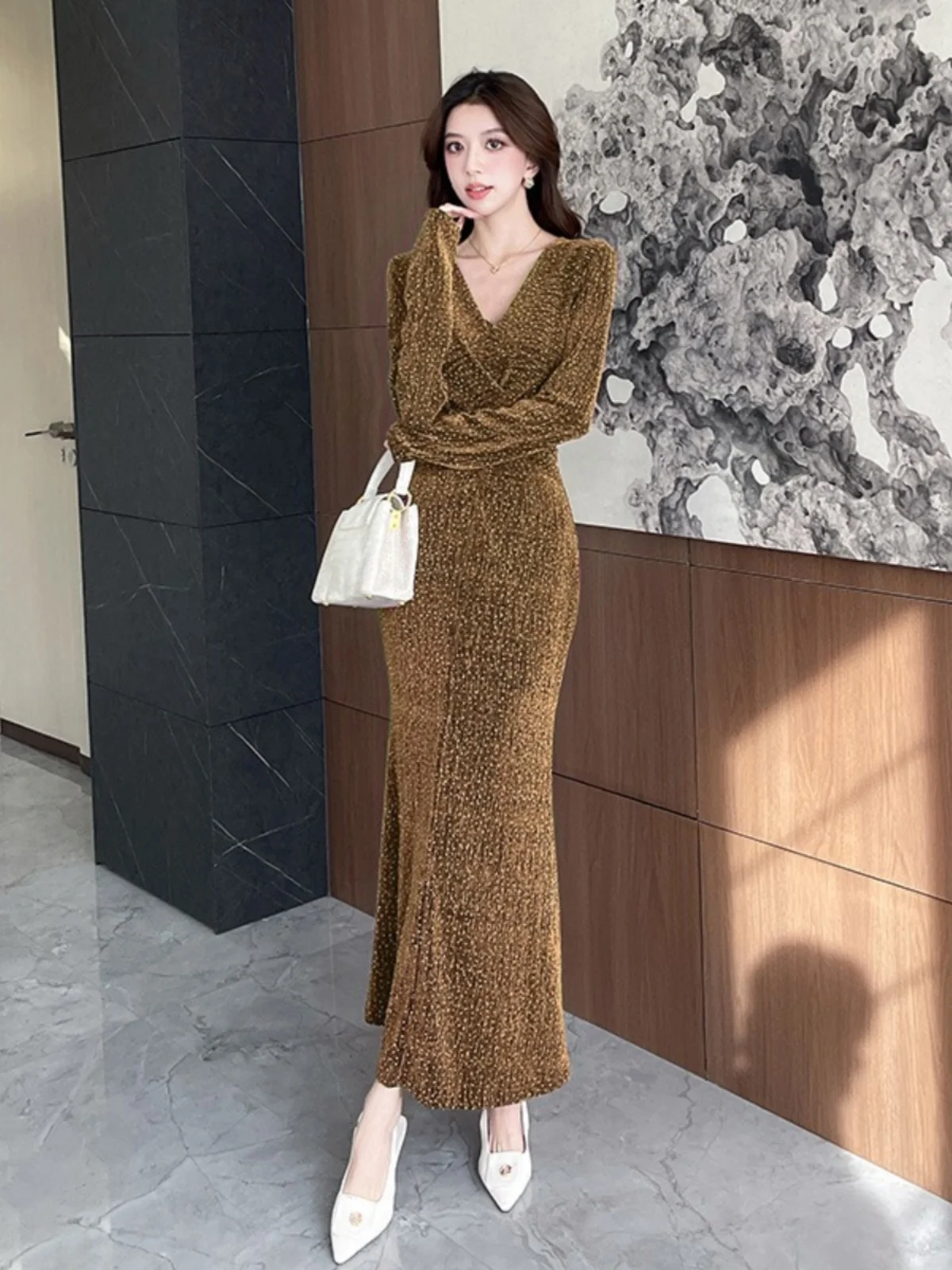 เดรสทรงเมอร์เมดผ้าไหมเนื้อนุ่มสีสดใส ดีไซน์คอวีไขว้ผูกโบว์ สไตล์หรูหราสง่างาม ยืดหยุ่นได้ เหมาะสำหรับงานปาร์ตี้หรืองานพรอม