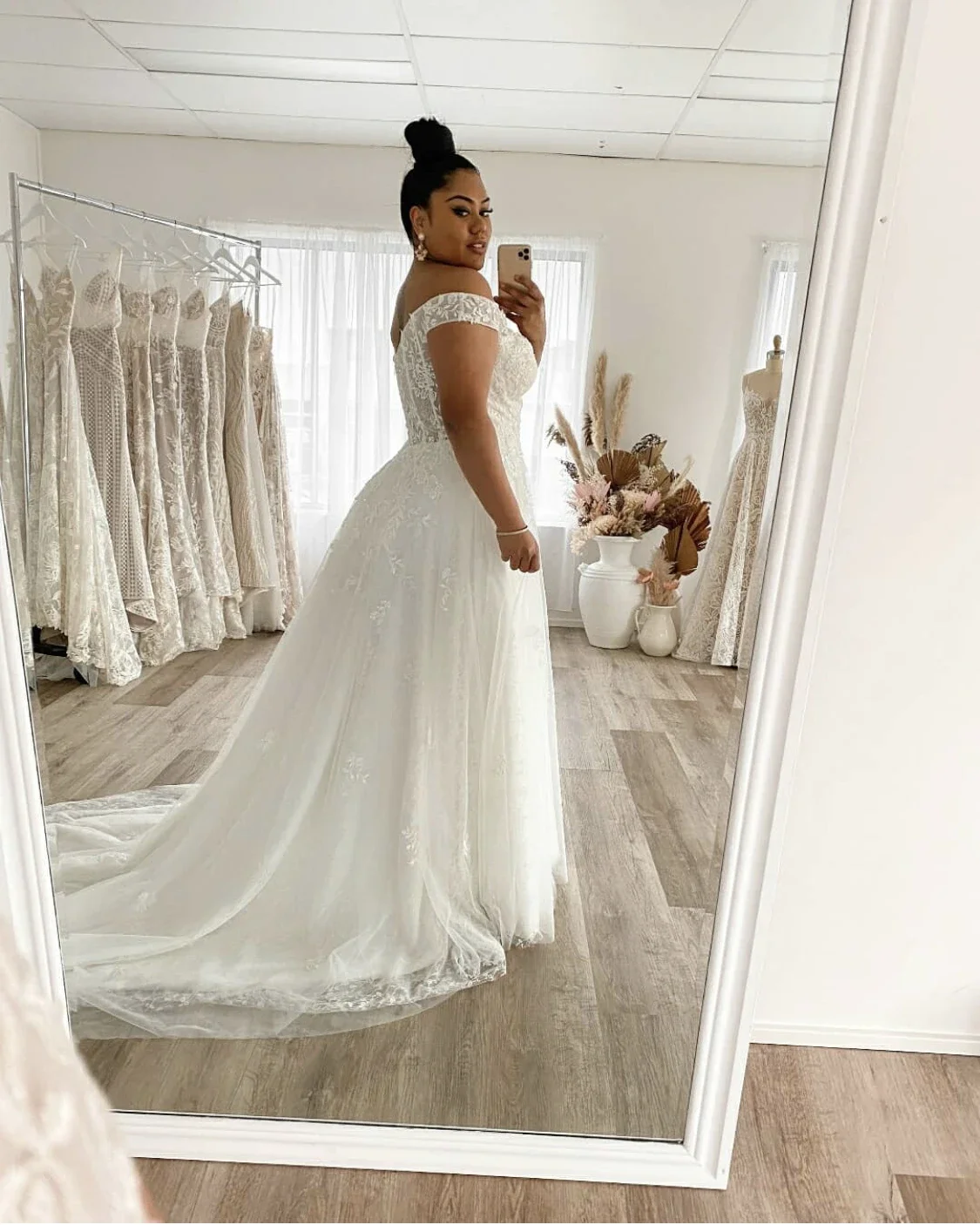 Vestido De novia De talla grande Línea A con hombros descubiertos Apliques De encaje tul sin espalda bata De boda Orienta vestido De tren De barrido hecho a medida