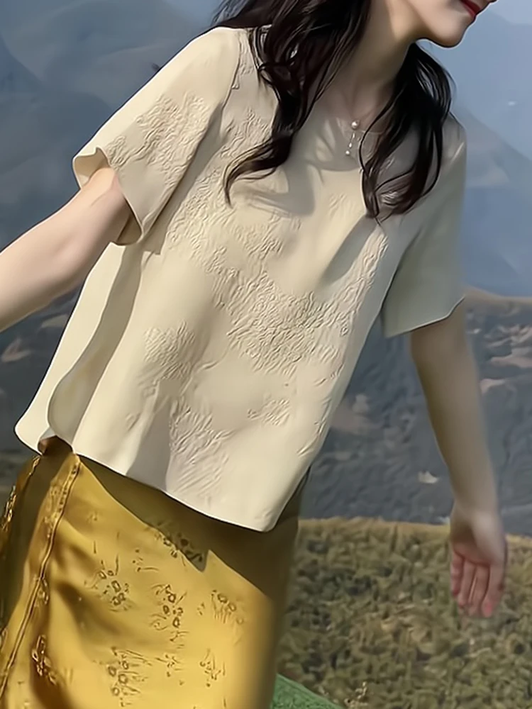 

Летняя женская футболка 2025 с цветочной вышивкой, свободного кроя, стройнящая, модная, омолаживающая, с коротким рукавом