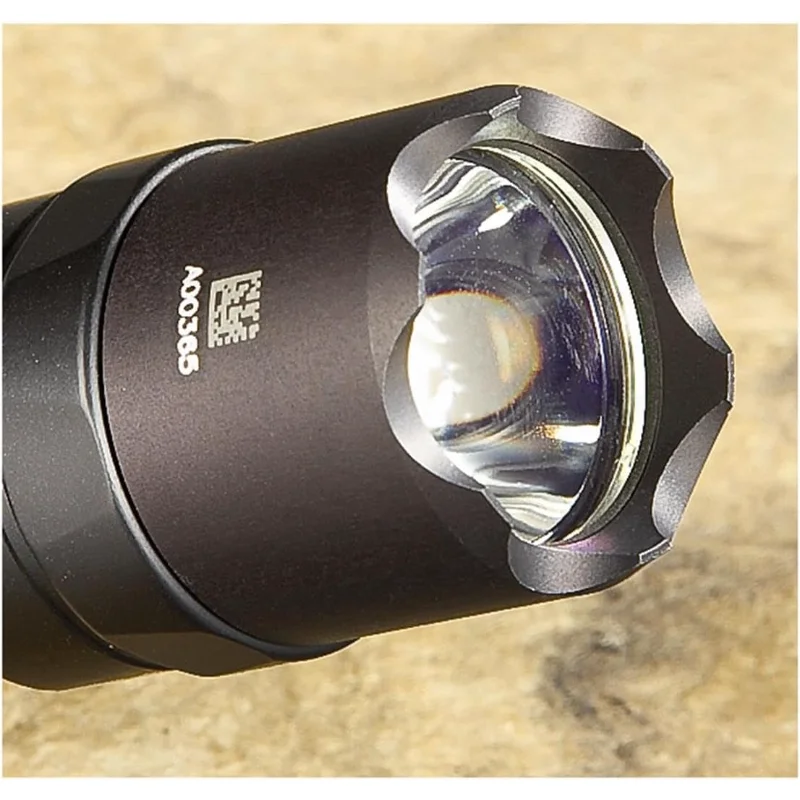 Linterna táctica E2D Defender Ultra de doble salida de 1000 lúmenes, color negro