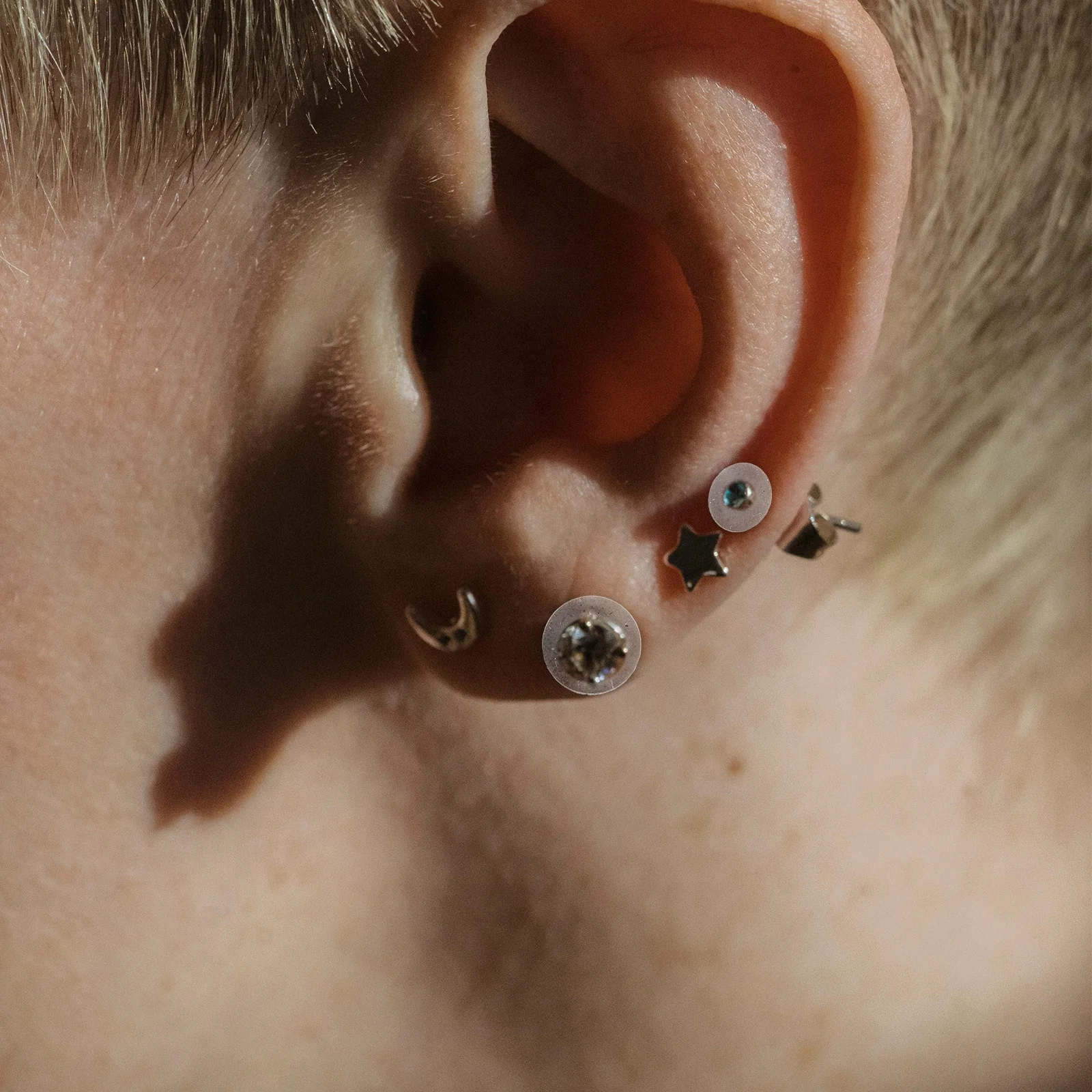 30 Piezas de Almohadillas Anti-Hundimiento para Piercings de Nariz, Respaldos Transparentes para Aretes, Soporte para Aretes Pesados, Discos de Plástico para Soporte de Piercings