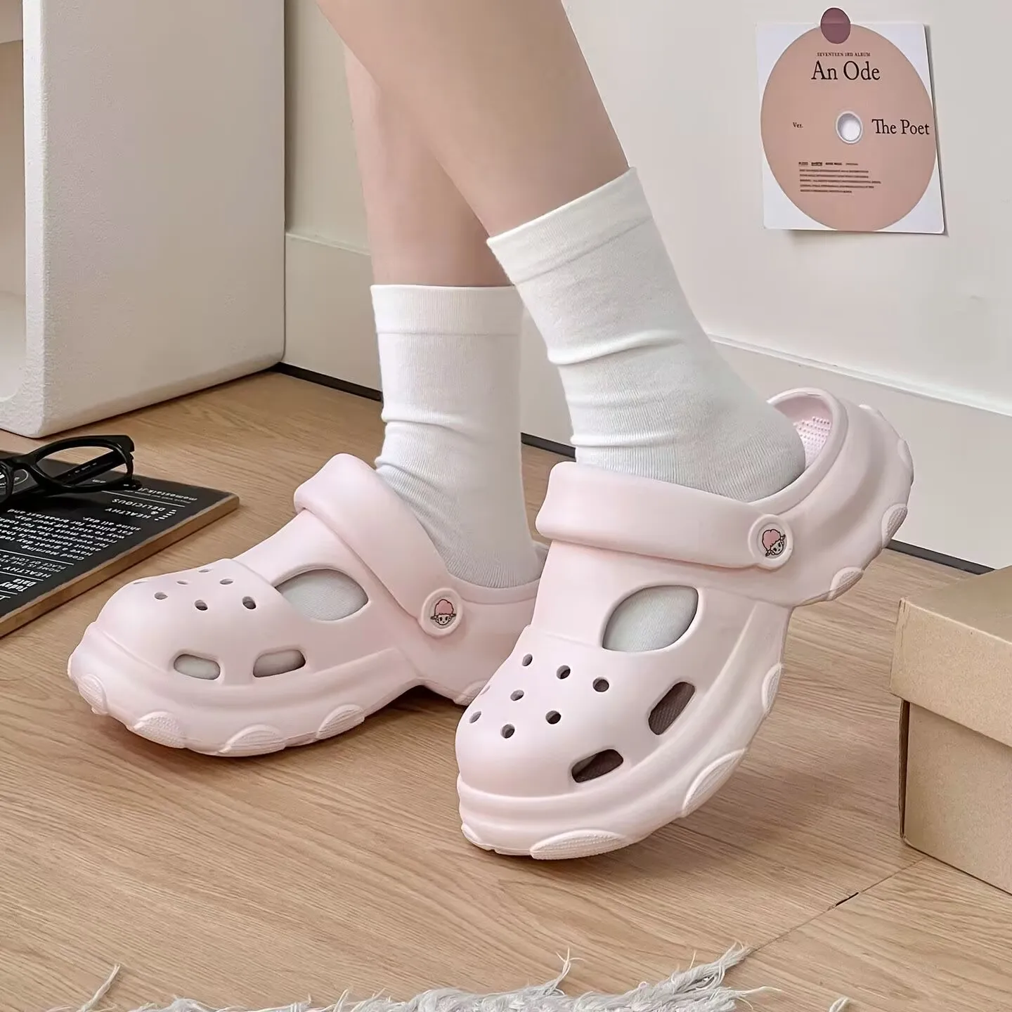 Fashionable casual hole shoes with thick sole and light texture, solid color women's EVA anti-skid and odor proof beach shoes