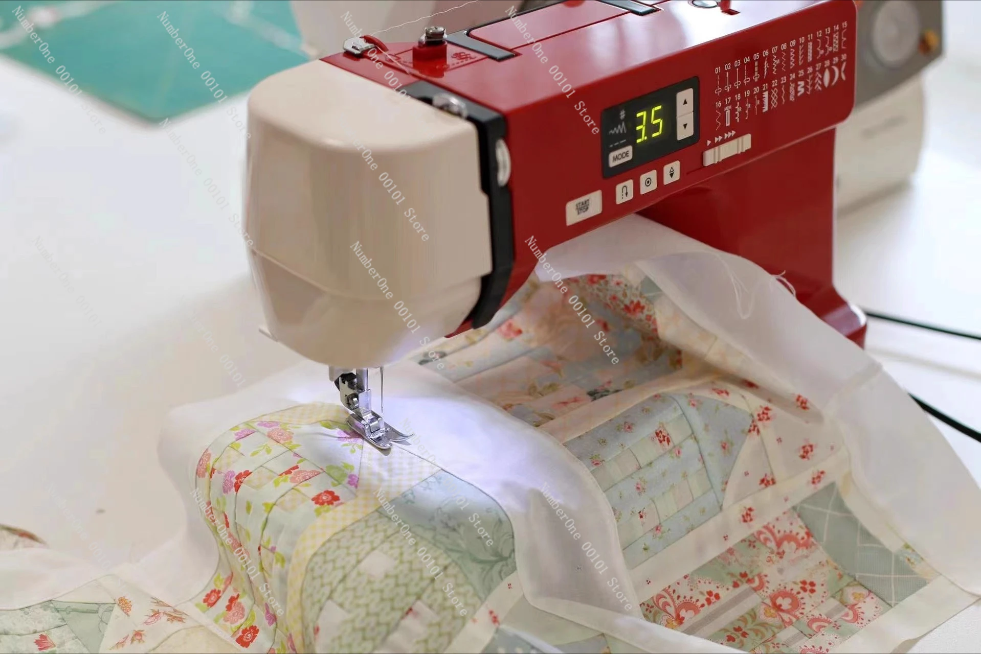 ماكينة خياطة TM30/1030 إلكترونية أوتوماتيكية بالكامل منزلية متعددة الوظائف قفل حافة سطح المكتب