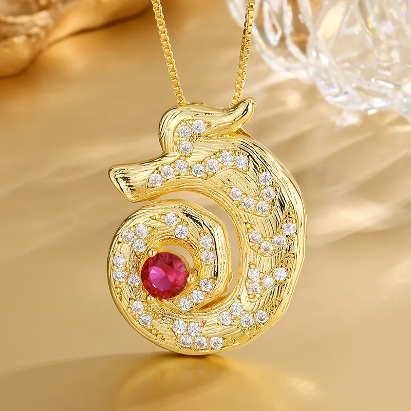 

Новое ювелирное украшение: колье-подвеска из корунда и золота в винтажном стиле с основным камнем 5 мм.