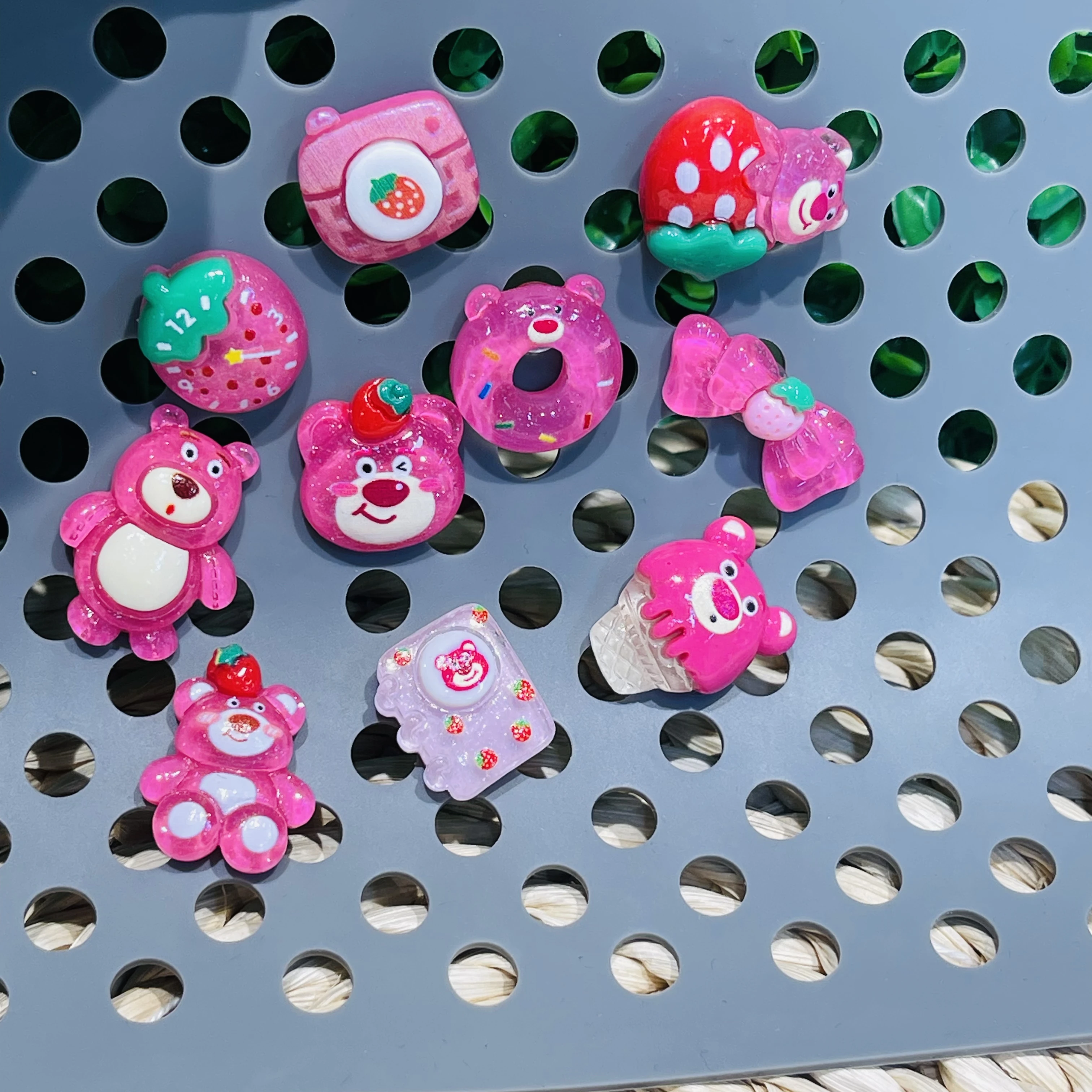 1-10pcs Cartoon Disney Strawberry Bear ciondoli per scarpe sandali in resina accessori scarpe fai da te decorazioni fibbia per regalo per bambini