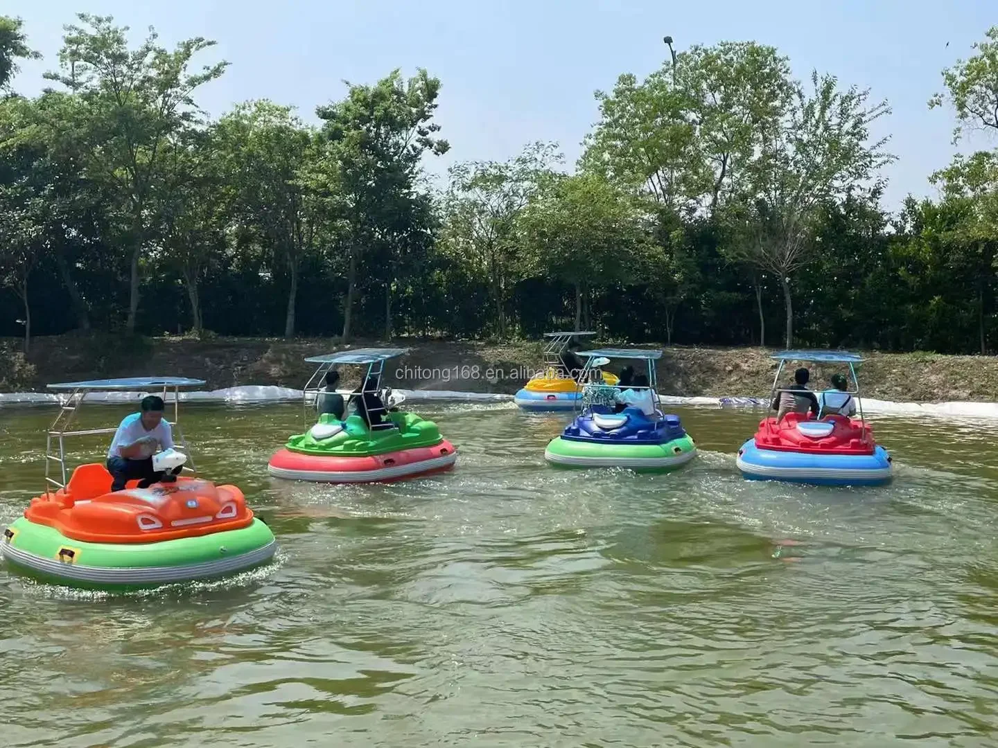 Water park kids and adults 3 person electric bumper boat with water gun