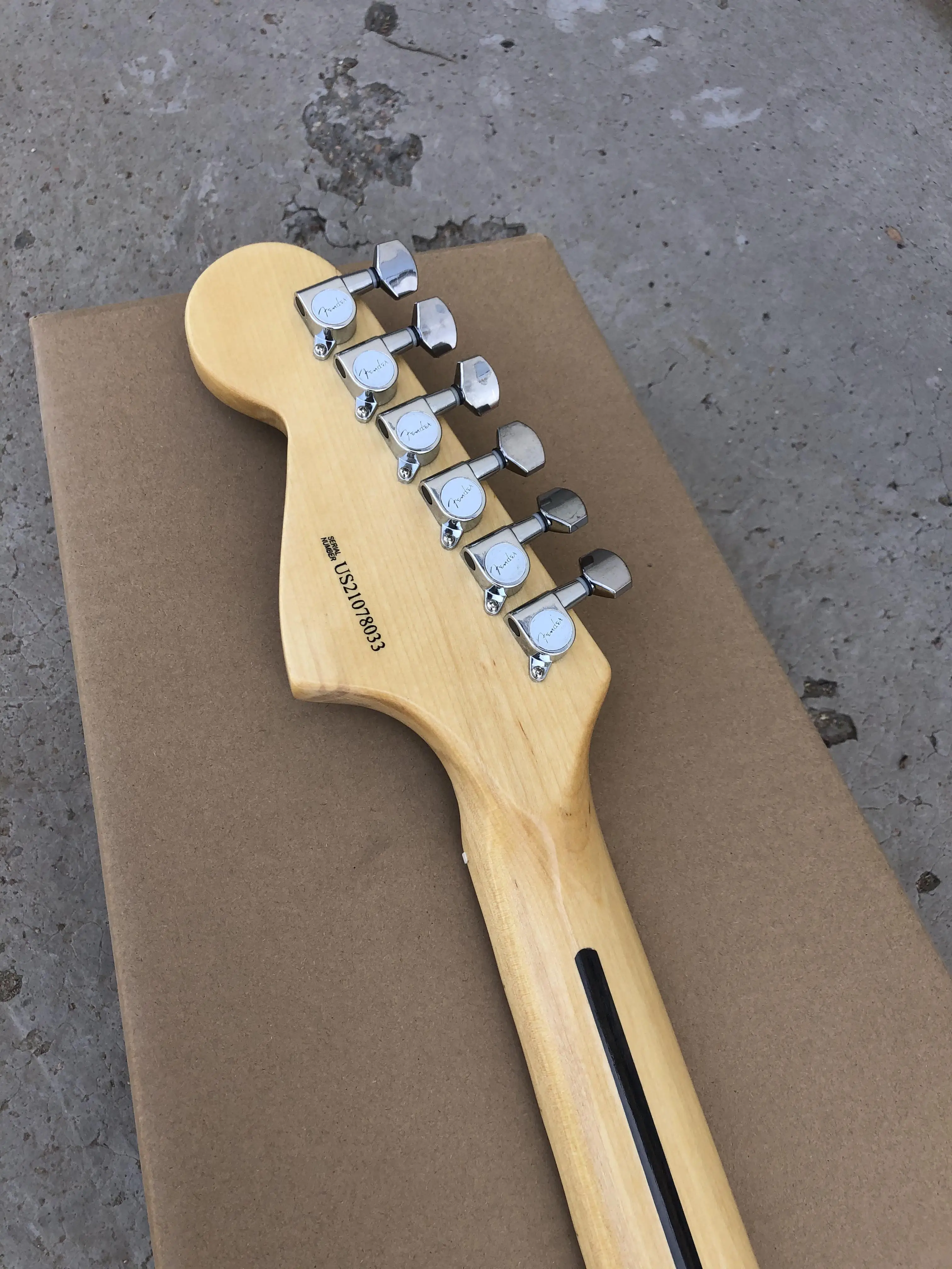 Fábrica de China, mástil de arce, Guitarra eléctrica ST, Cuerpo de caoba, Color amarillo crema, Diapasón de palisandro, Guitarra de 6 cuerdas