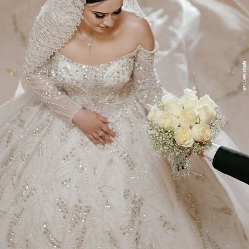 

Customized luxury white Ball Gown Royal Wedding Dresses Sweetheart crystal decal applique beads Long tail Made Robe De